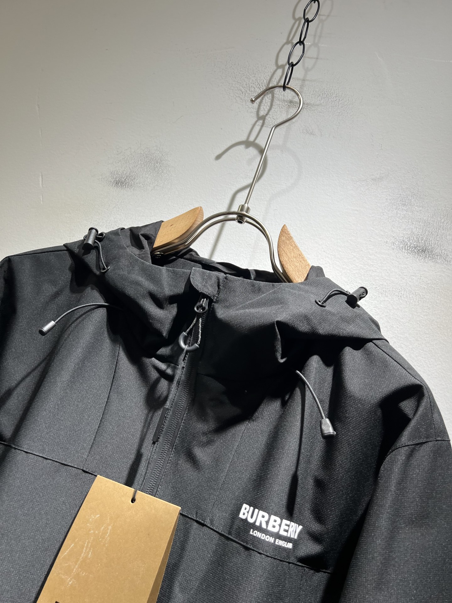 BURBER*Y巴*莉2025秋冬新品夹克外套重磅来袭，最近比较火热的环保聚酯纤维记忆面料制作而成，高端