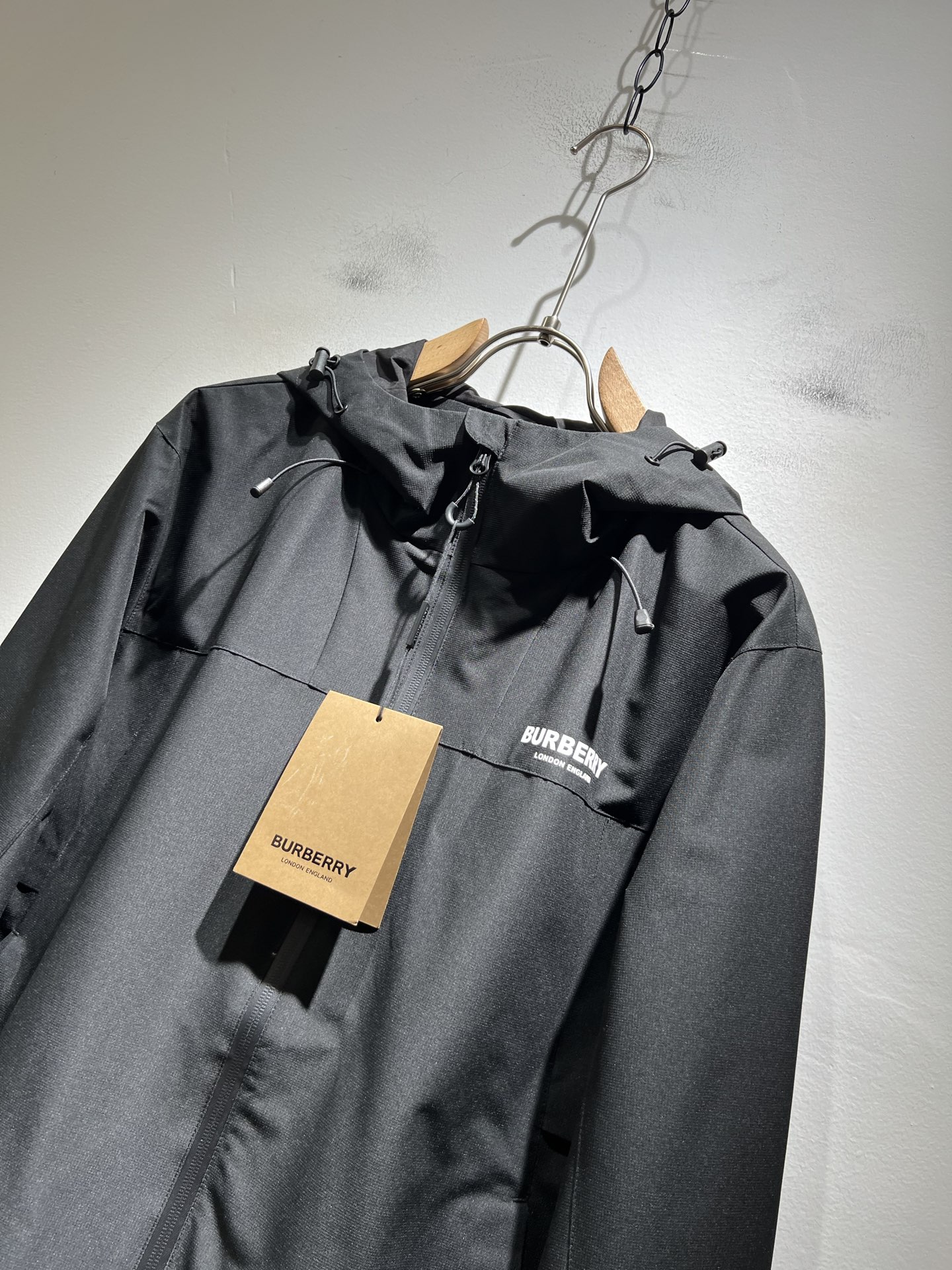 BURBER*Y巴*莉2025秋冬新品夹克外套重磅来袭，最近比较火热的环保聚酯纤维记忆面料制作而成，高端