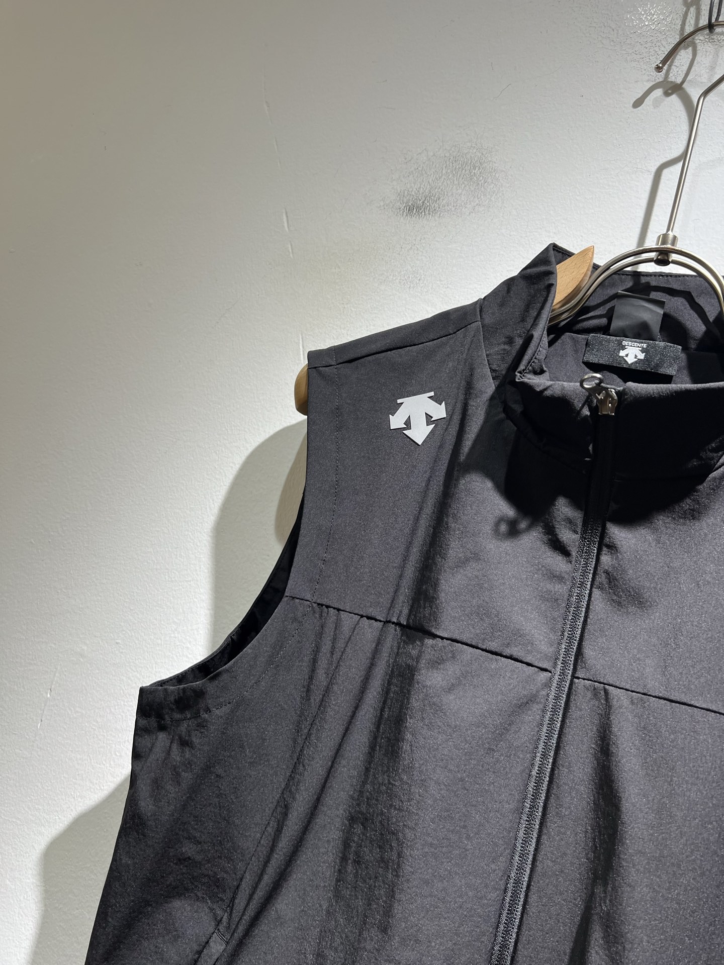 迪桑特DESCENTE，⚠️双面穿，2025秋冬新款男女同款马甲，自1935年荣耀至今的专业运动品牌。8