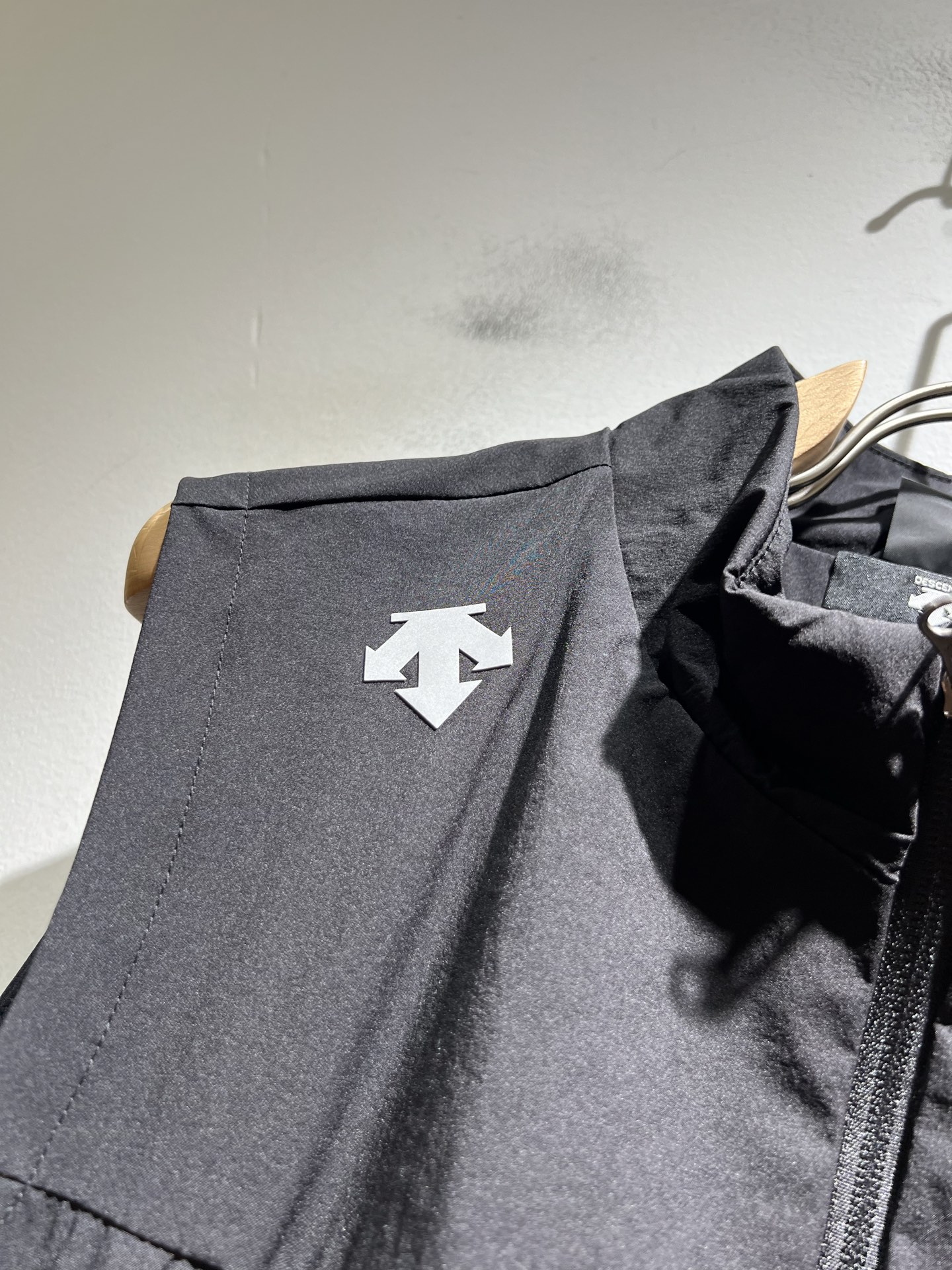 迪桑特DESCENTE，⚠️双面穿，2025秋冬新款男女同款马甲，自1935年荣耀至今的专业运动品牌。8