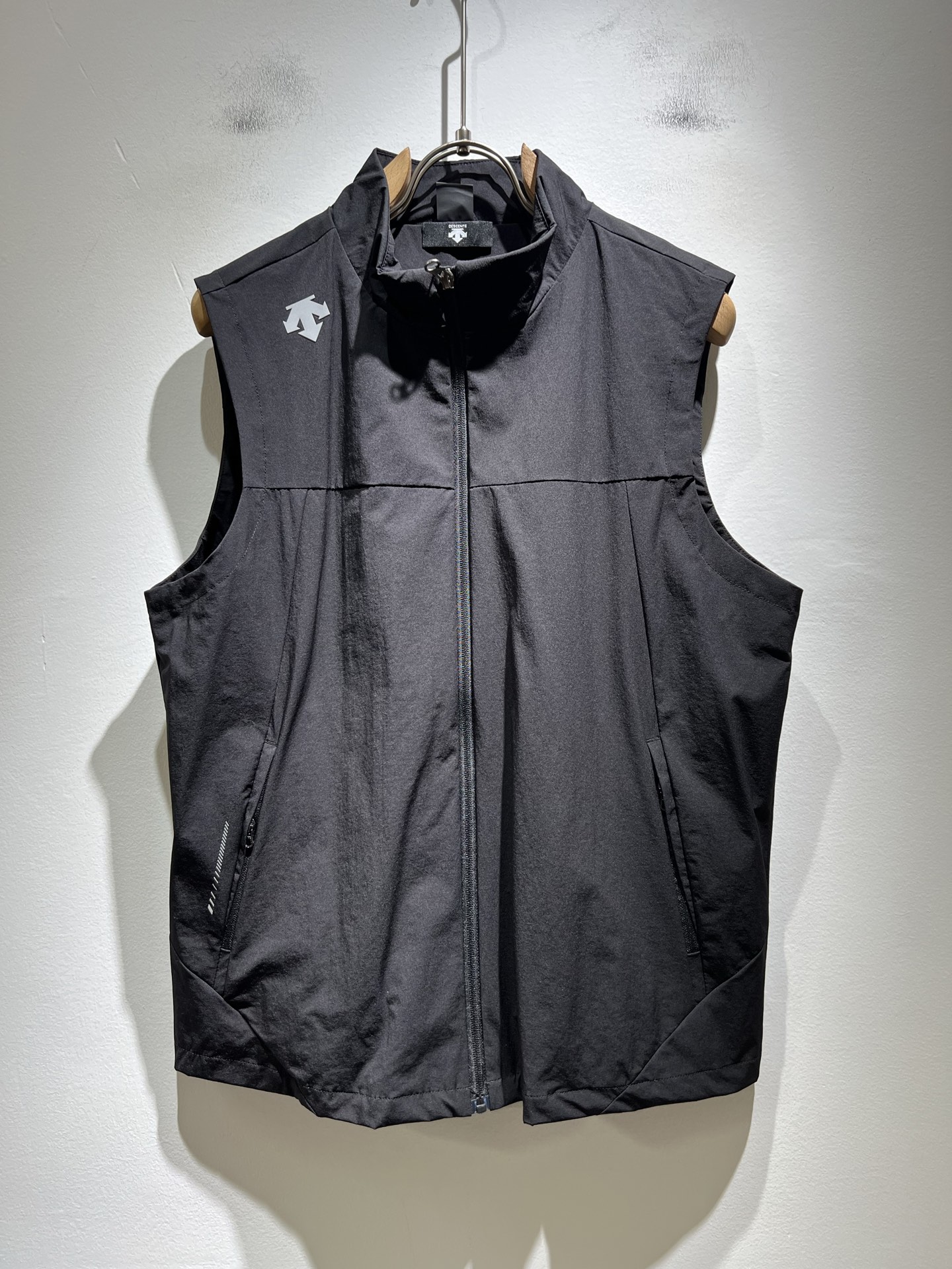 迪桑特DESCENTE，⚠️双面穿，2025秋冬新款男女同款马甲，自1935年荣耀至今的专业运动品牌。8