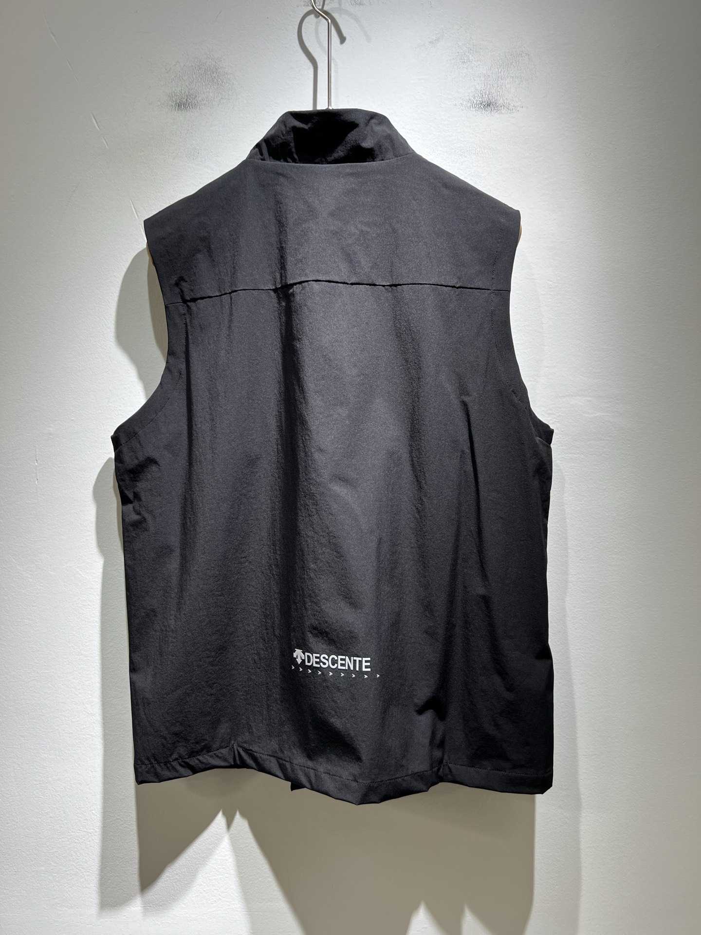 迪桑特DESCENTE，⚠️双面穿，2025秋冬新款男女同款马甲，自1935年荣耀至今的专业运动品牌。8