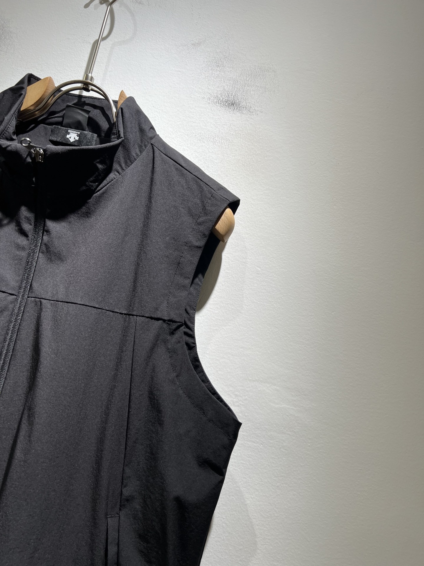 迪桑特DESCENTE，⚠️双面穿，2025秋冬新款男女同款马甲，自1935年荣耀至今的专业运动品牌。8