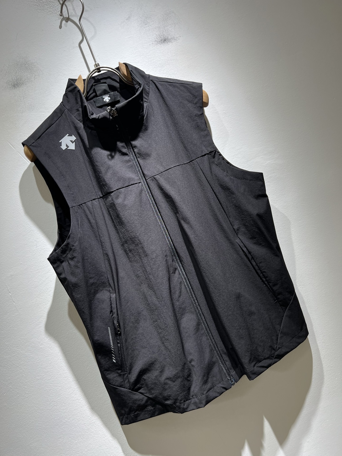 迪桑特DESCENTE，⚠️双面穿，2025秋冬新款男女同款马甲，自1935年荣耀至今的专业运动品牌。8