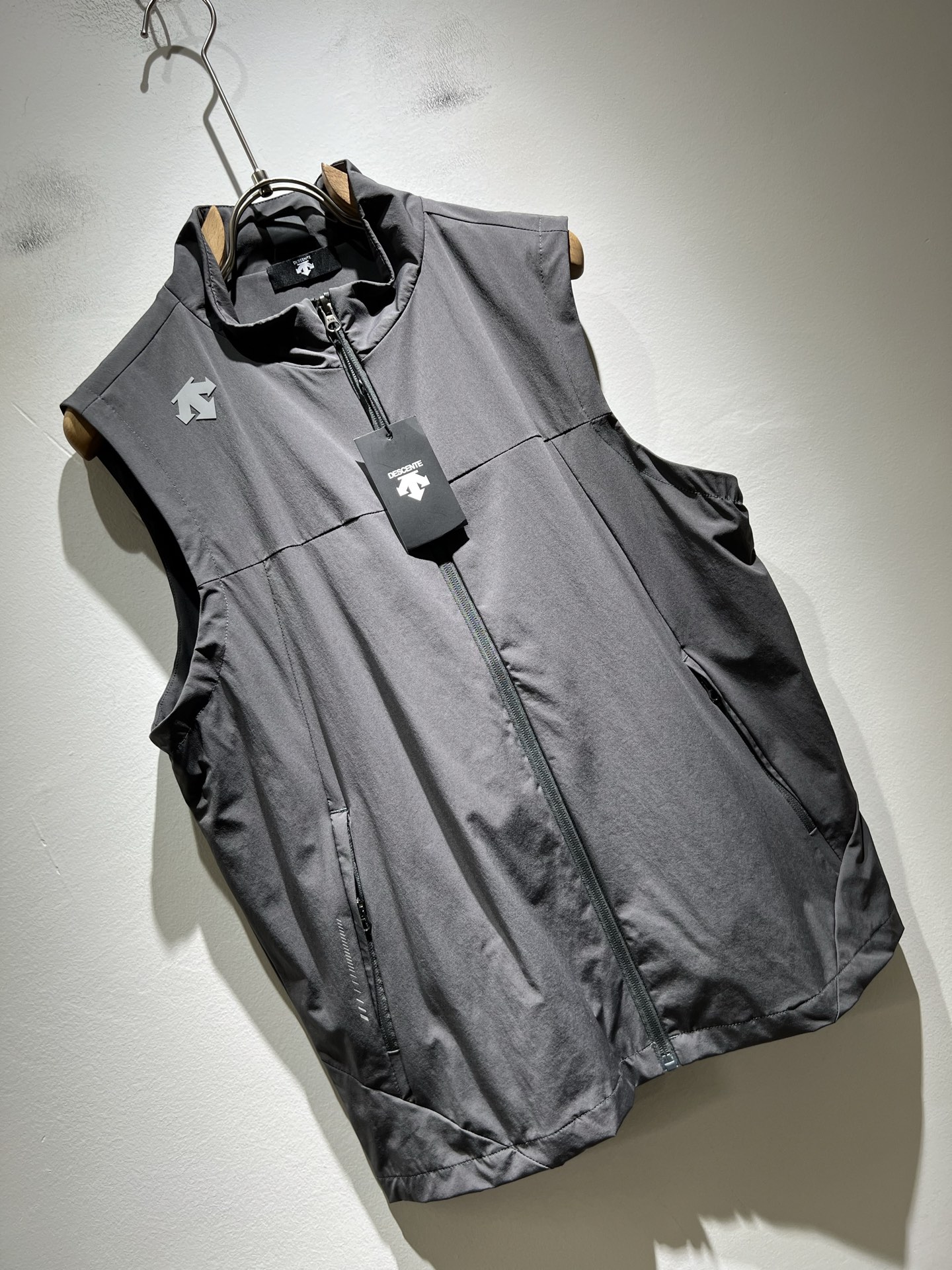 迪桑特DESCENTE，⚠️双面穿，2025秋冬新款男女同款马甲，自1935年荣耀至今的专业运动品牌。8