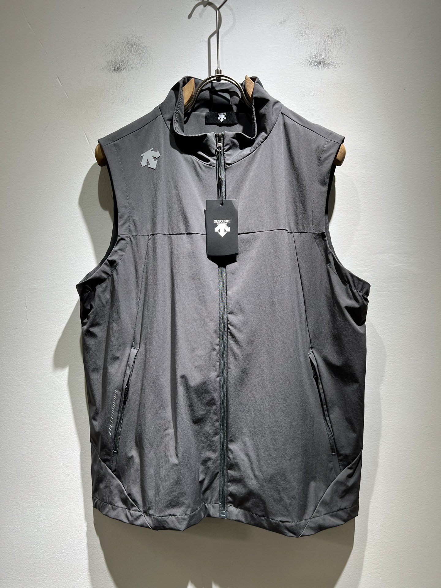 迪桑特DESCENTE，⚠️双面穿，2025秋冬新款男女同款马甲，自1935年荣耀至今的专业运动品牌。8