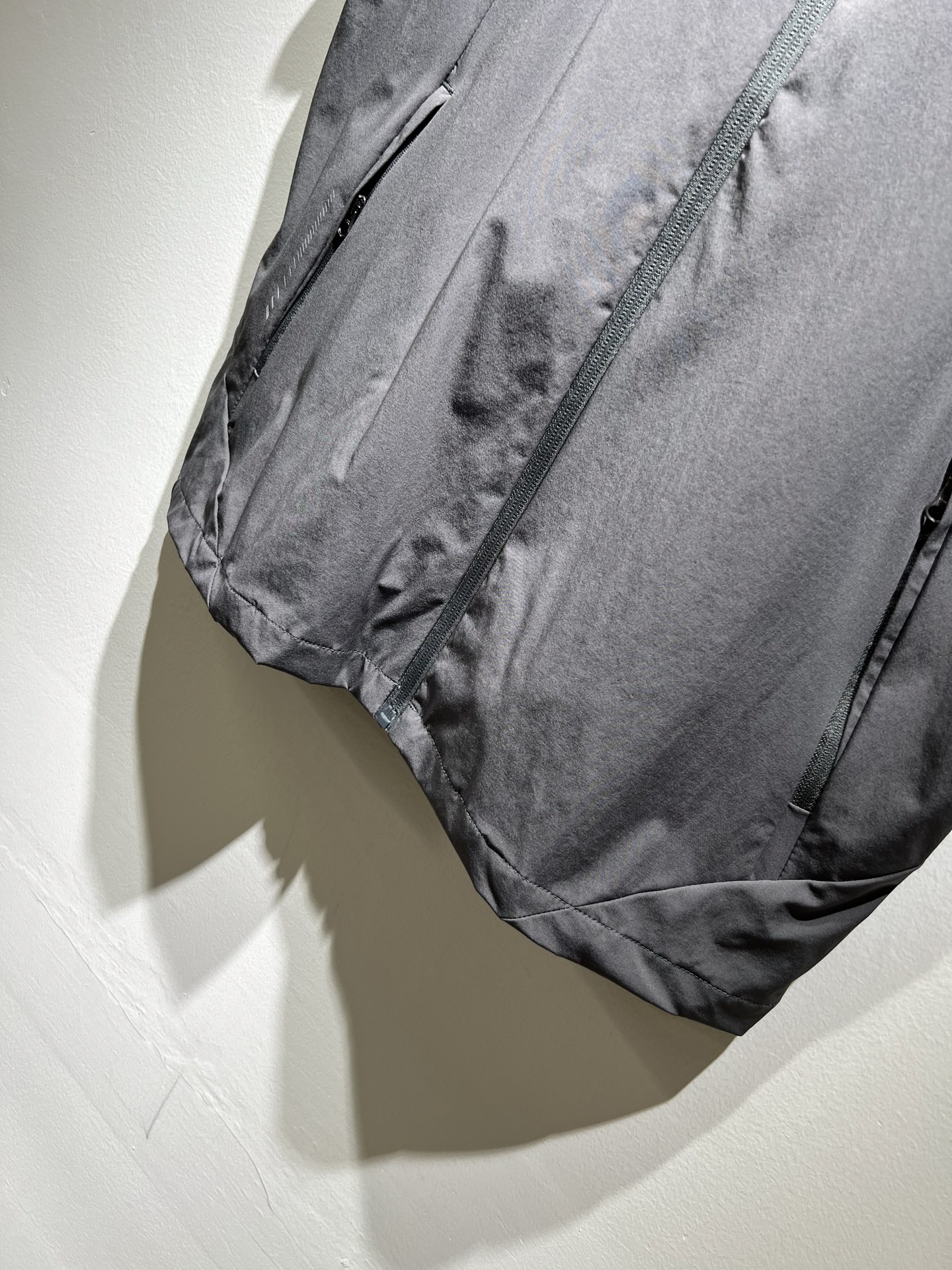 迪桑特DESCENTE，⚠️双面穿，2025秋冬新款男女同款马甲，自1935年荣耀至今的专业运动品牌。8