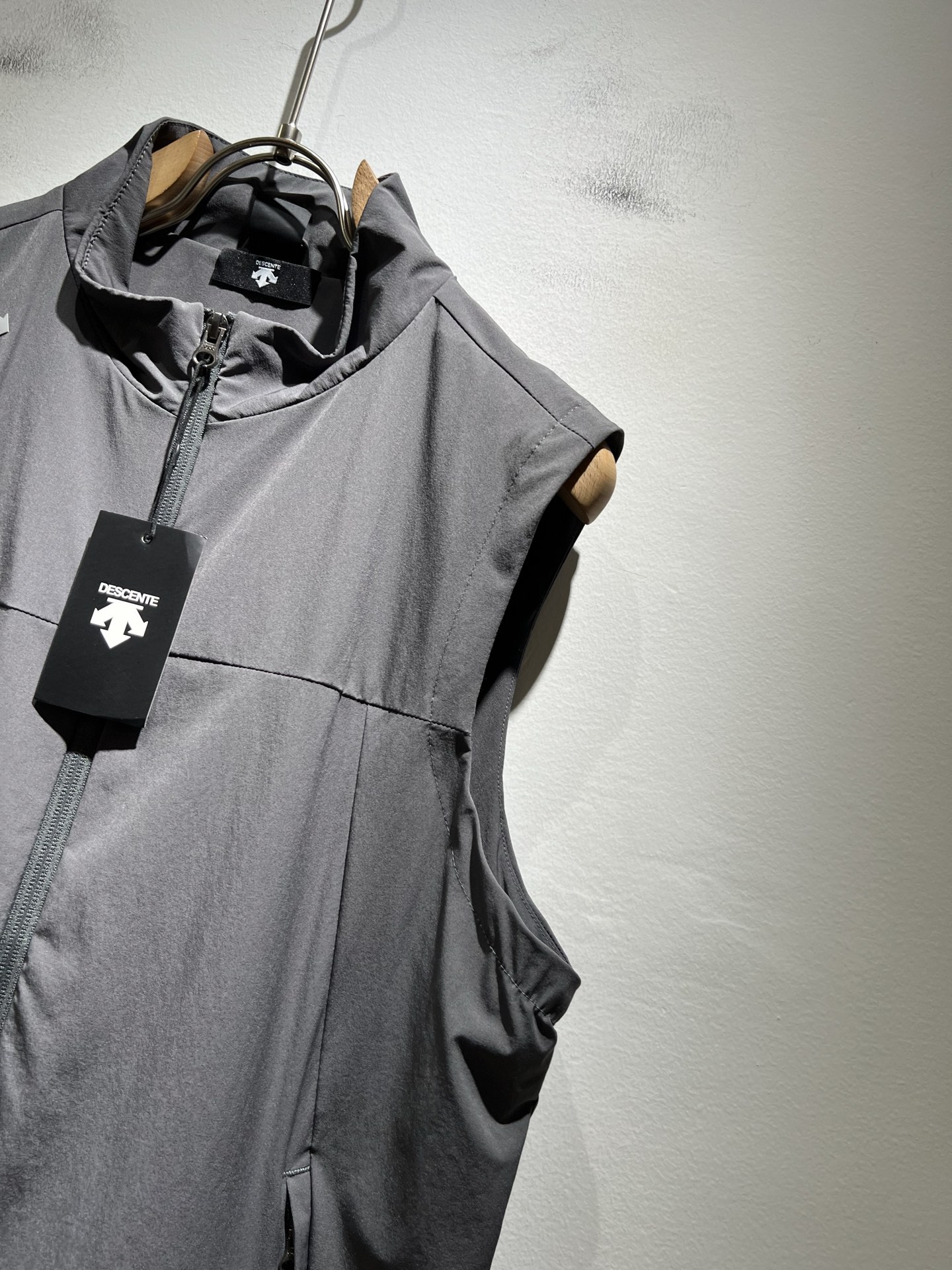 迪桑特DESCENTE，⚠️双面穿，2025秋冬新款男女同款马甲，自1935年荣耀至今的专业运动品牌。8
