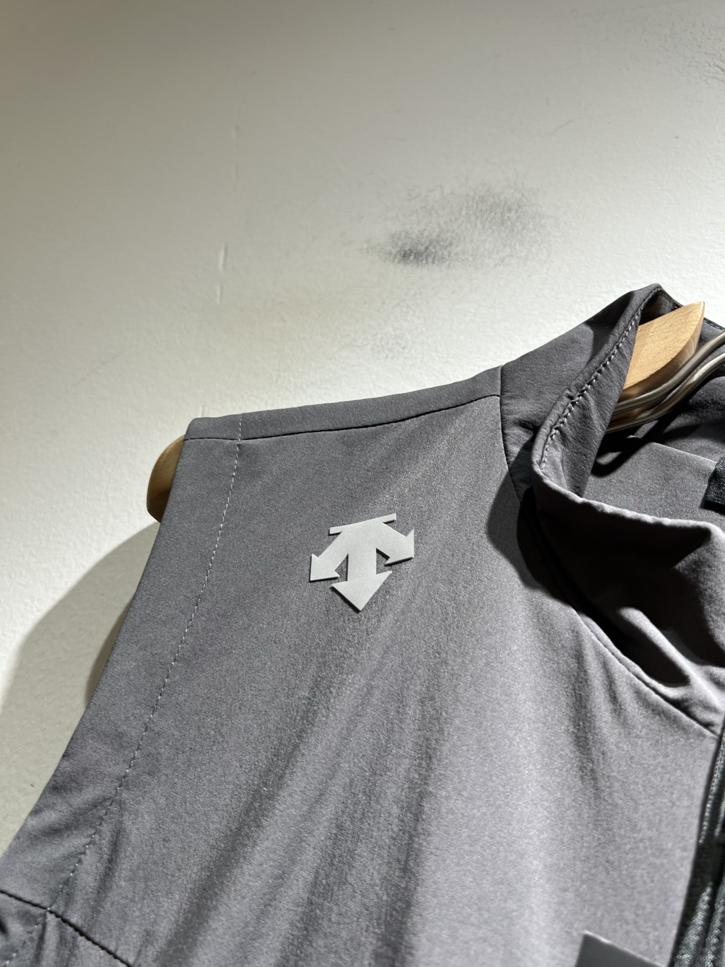 迪桑特DESCENTE，⚠️双面穿，2025秋冬新款男女同款马甲，自1935年荣耀至今的专业运动品牌。8