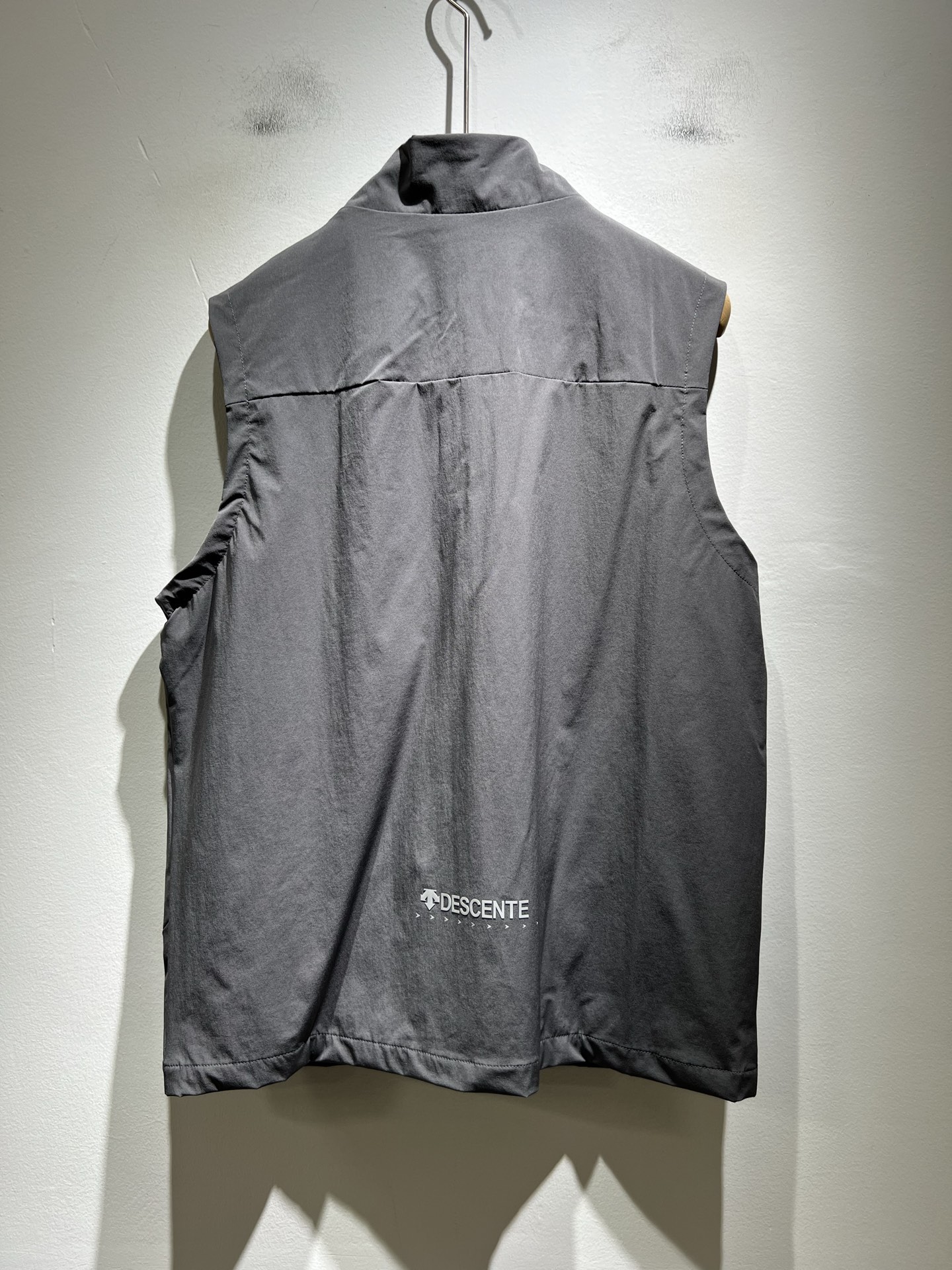 迪桑特DESCENTE，⚠️双面穿，2025秋冬新款男女同款马甲，自1935年荣耀至今的专业运动品牌。8