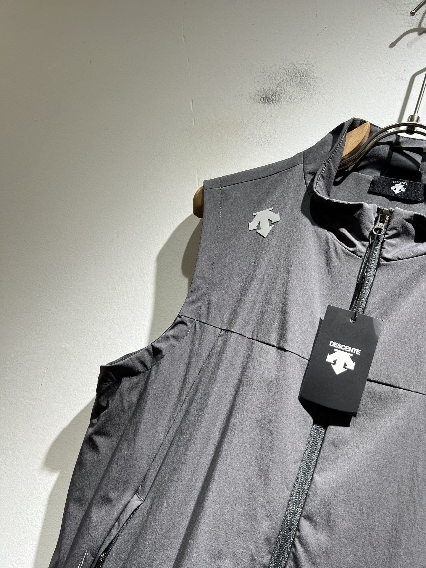 迪桑特DESCENTE，⚠️双面穿，2025秋冬新款男女同款马甲，自1935年荣耀至今的专业运动品牌。8