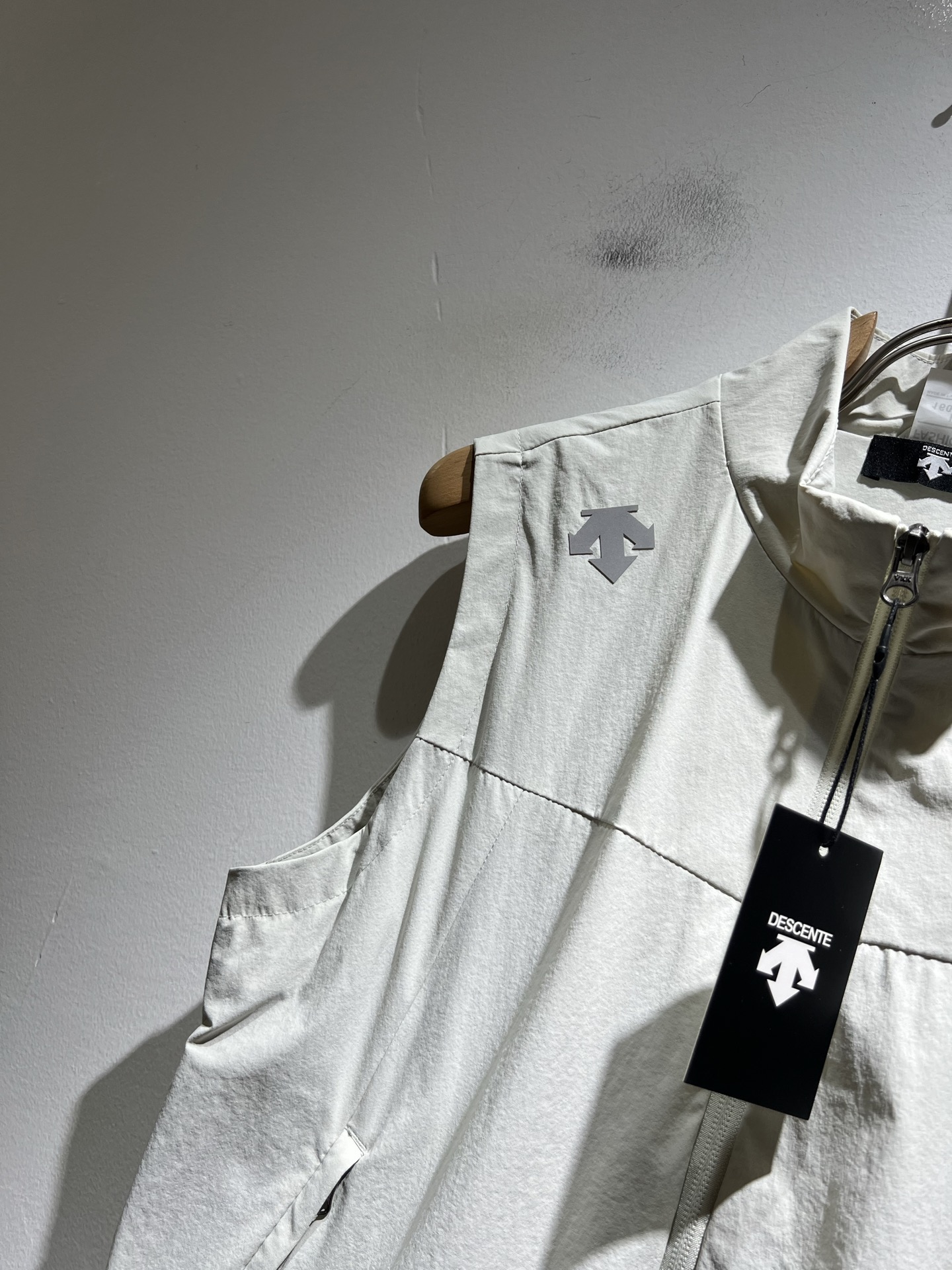 迪桑特DESCENTE，⚠️双面穿，2025秋冬新款男女同款马甲，自1935年荣耀至今的专业运动品牌。8