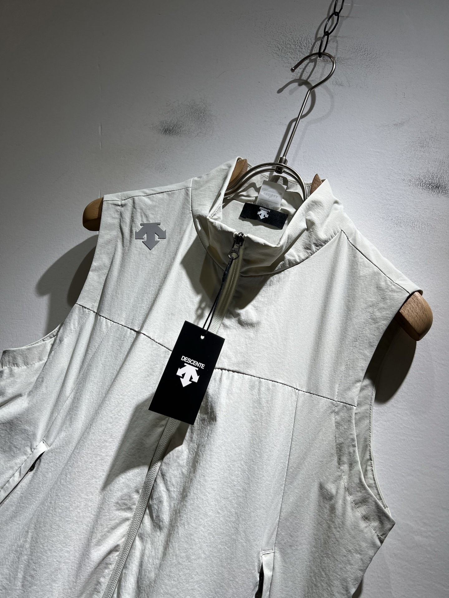迪桑特DESCENTE，⚠️双面穿，2025秋冬新款男女同款马甲，自1935年荣耀至今的专业运动品牌。8