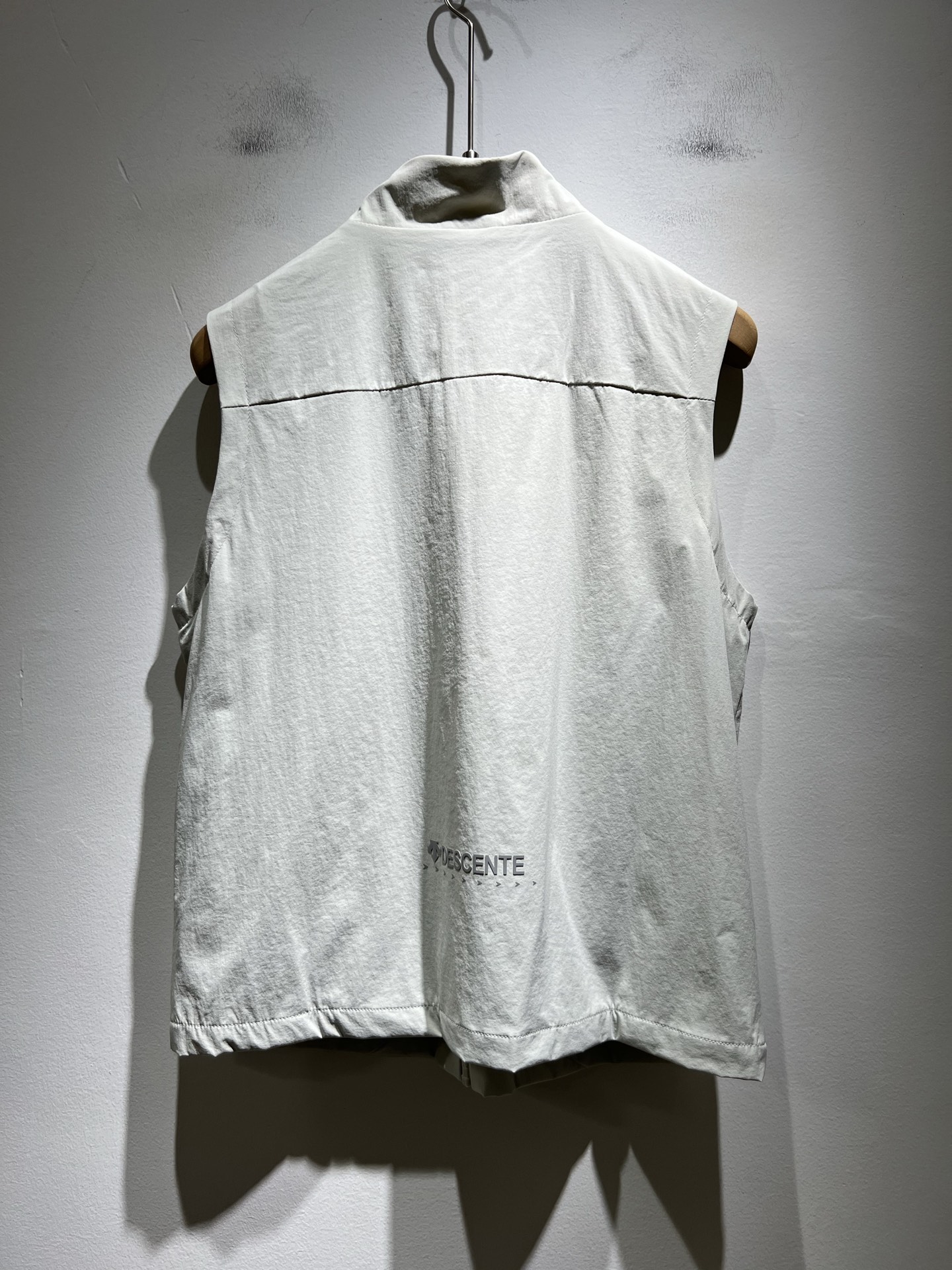 迪桑特DESCENTE，⚠️双面穿，2025秋冬新款男女同款马甲，自1935年荣耀至今的专业运动品牌。8