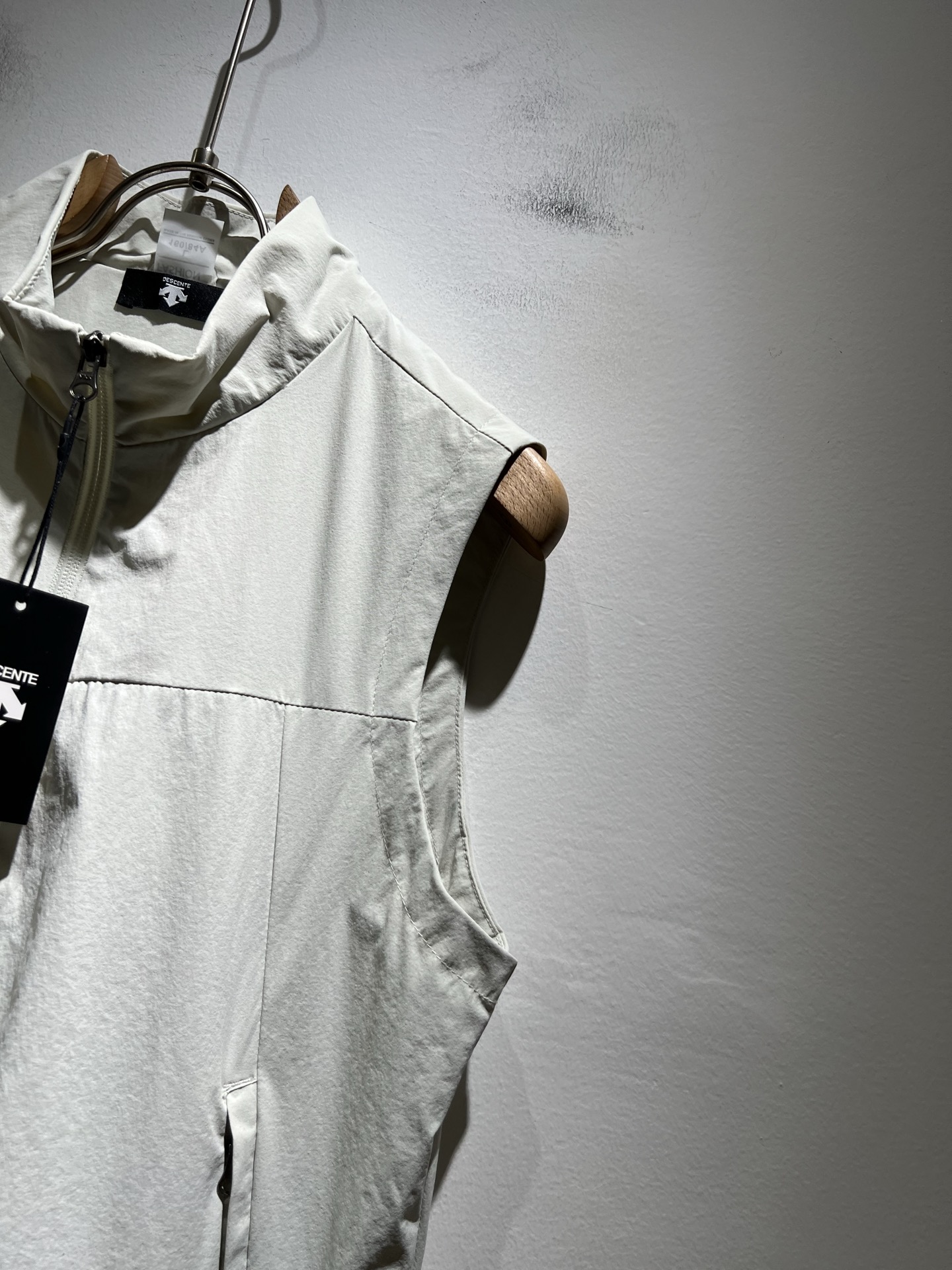 迪桑特DESCENTE，⚠️双面穿，2025秋冬新款男女同款马甲，自1935年荣耀至今的专业运动品牌。8