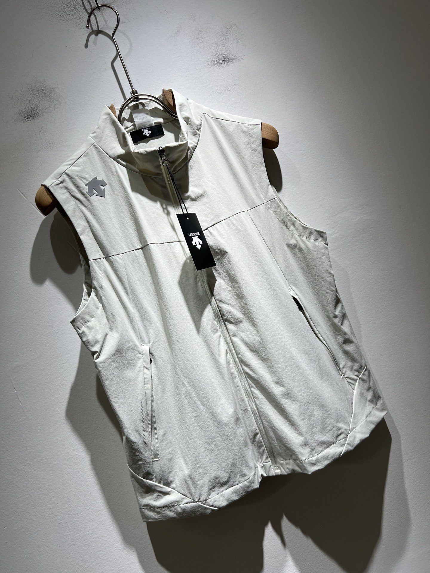 迪桑特DESCENTE，⚠️双面穿，2025秋冬新款男女同款马甲，自1935年荣耀至今的专业运动品牌。8