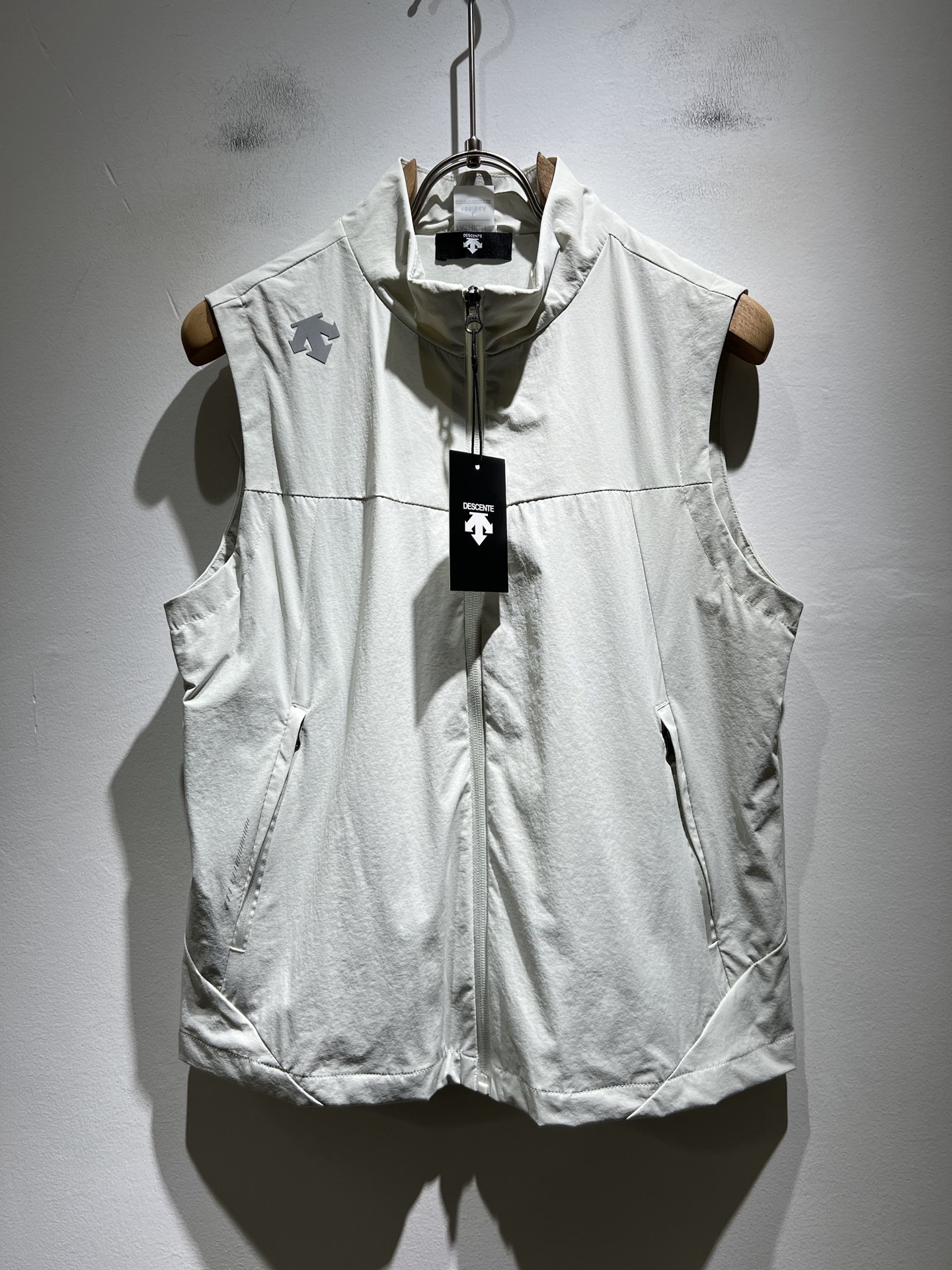 迪桑特DESCENTE，⚠️双面穿，2025秋冬新款男女同款马甲，自1935年荣耀至今的专业运动品牌。8