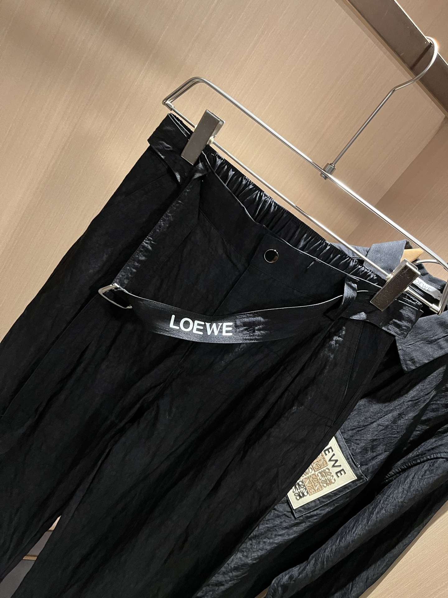 LOE*WE罗*威 2025秋冬男女同款👫套装，意大利原厂订单渠道，极具个性高级潮风，标志logo图案徽