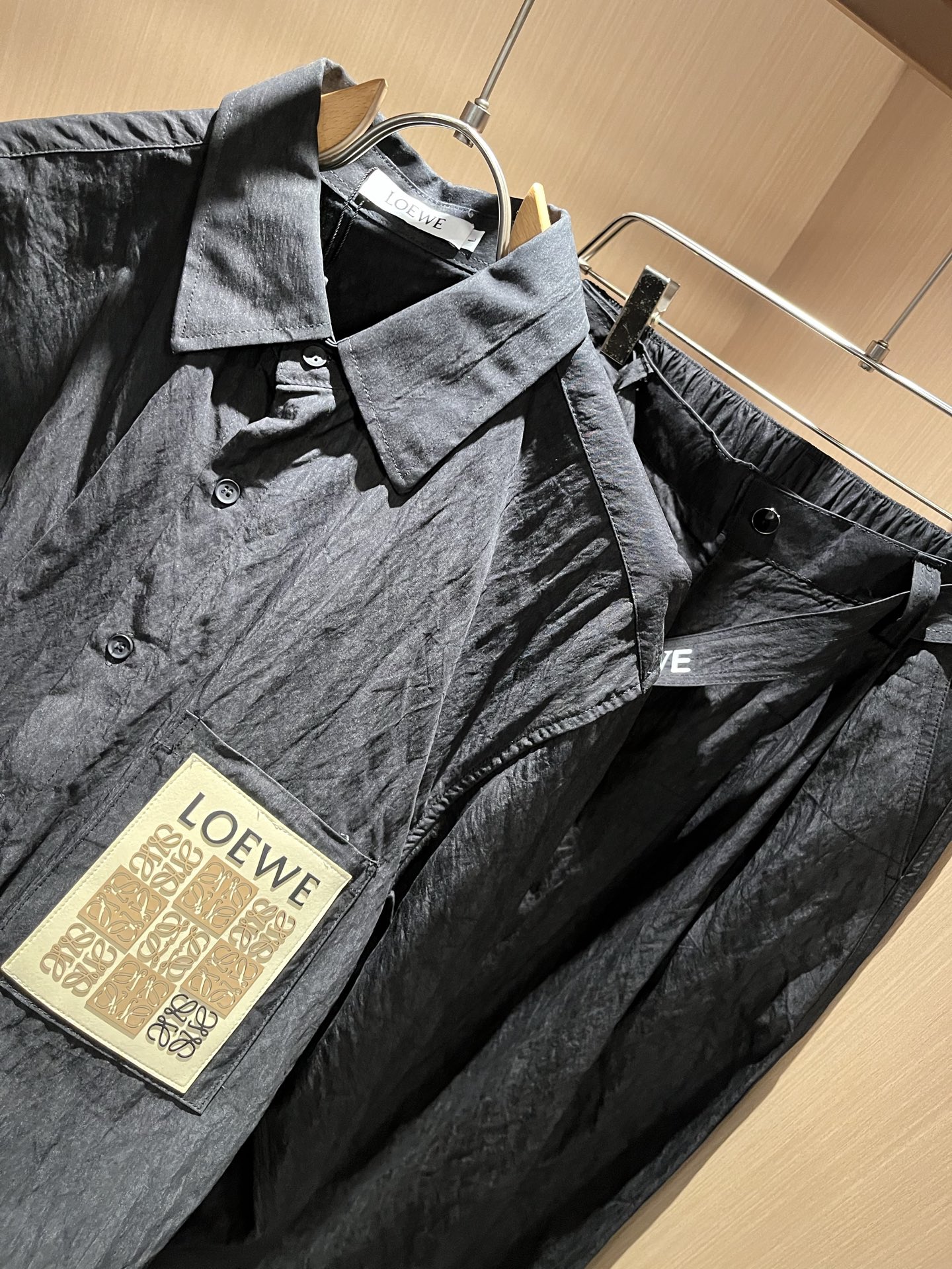 LOE*WE罗*威 2025秋冬男女同款👫套装，意大利原厂订单渠道，极具个性高级潮风，标志logo图案徽