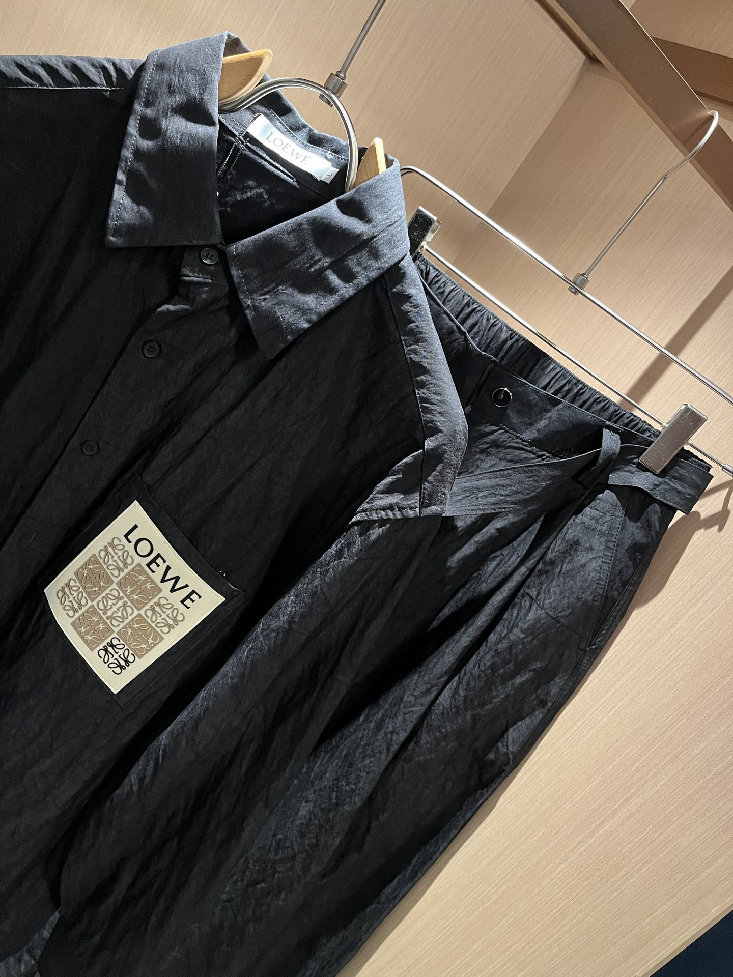 LOE*WE罗*威 2025秋冬男女同款👫套装，意大利原厂订单渠道，极具个性高级潮风，标志logo图案徽