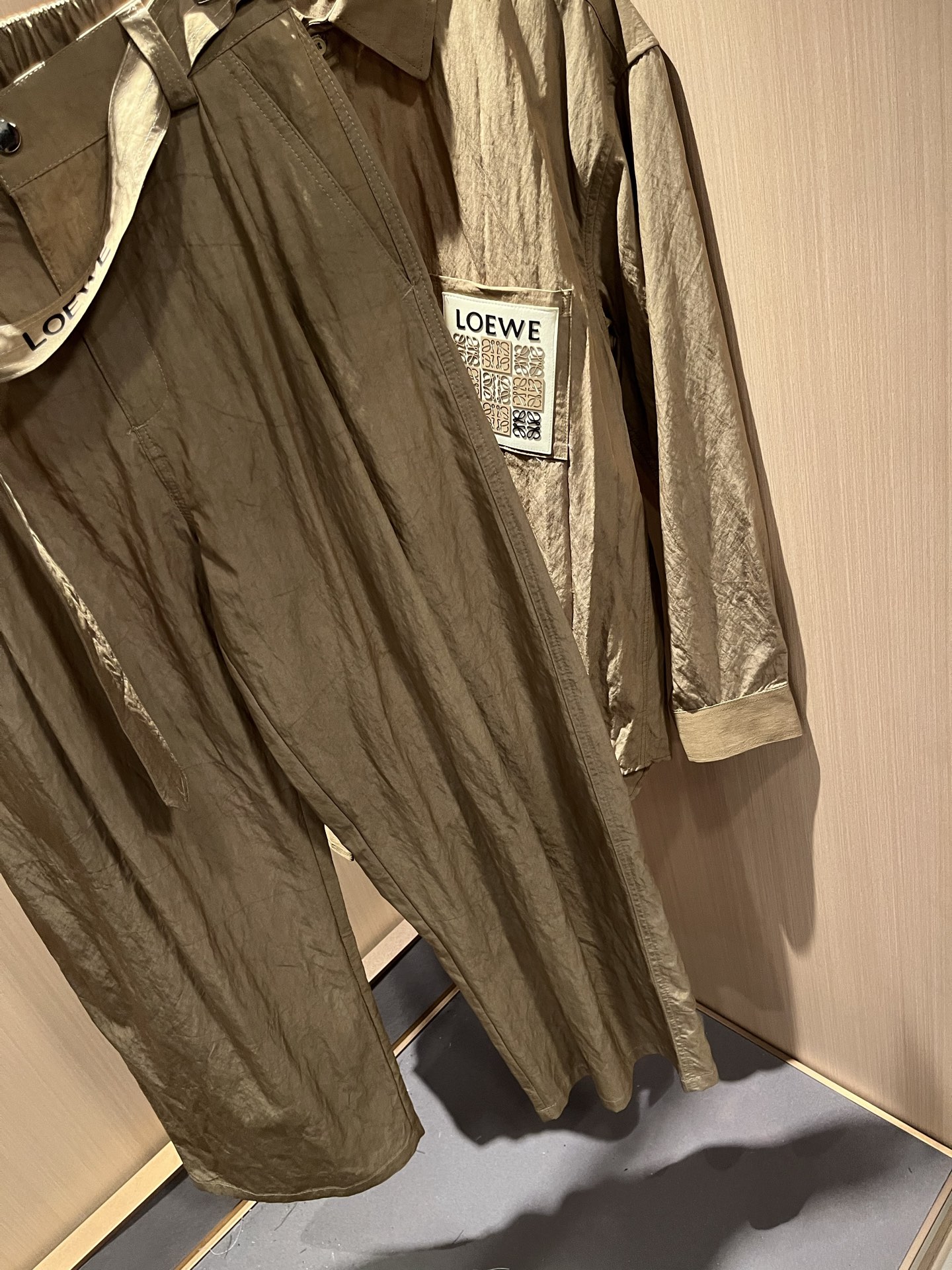 LOE*WE罗*威 2025秋冬男女同款👫套装，意大利原厂订单渠道，极具个性高级潮风，标志logo图案徽