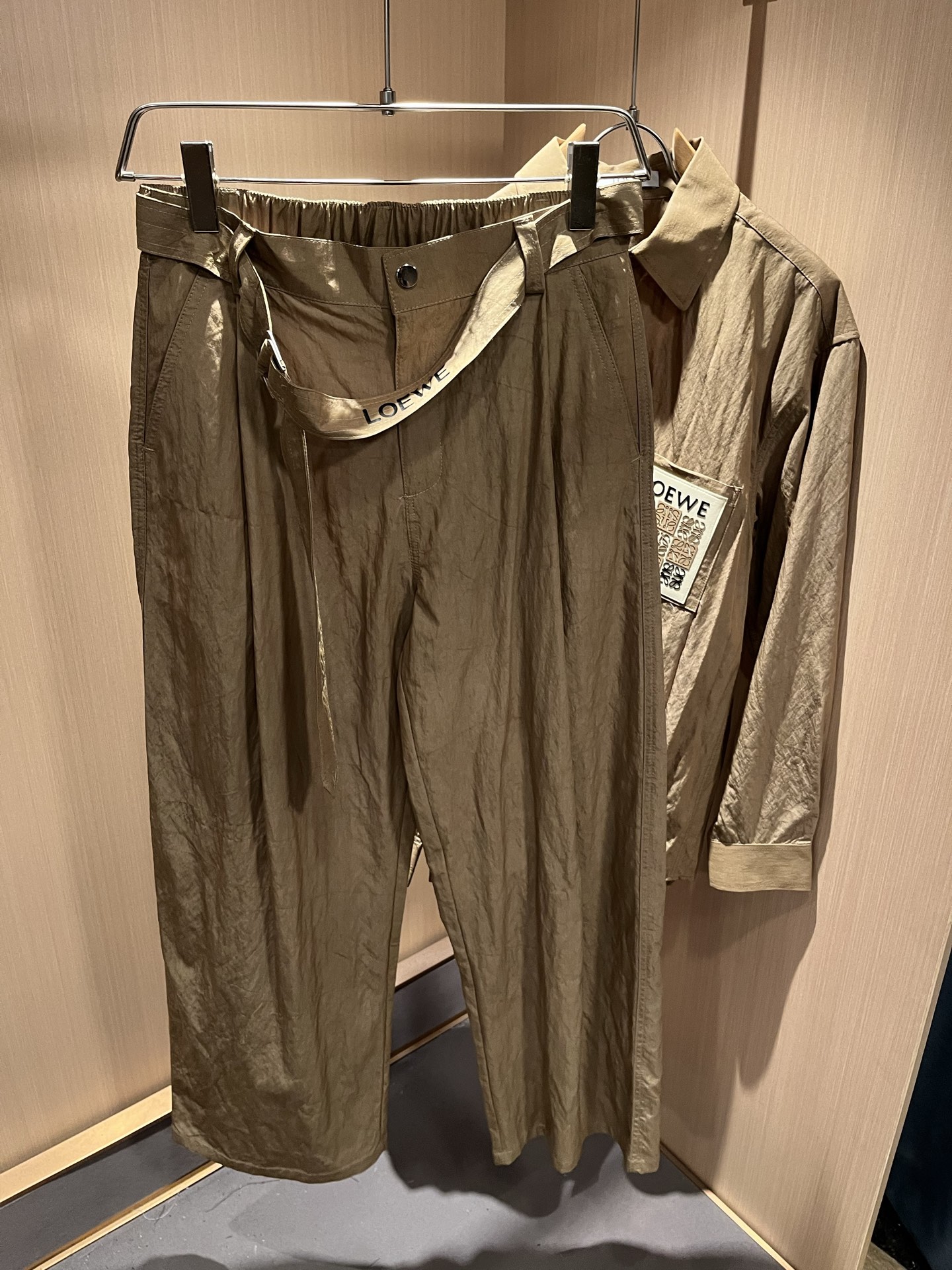 LOE*WE罗*威 2025秋冬男女同款👫套装，意大利原厂订单渠道，极具个性高级潮风，标志logo图案徽