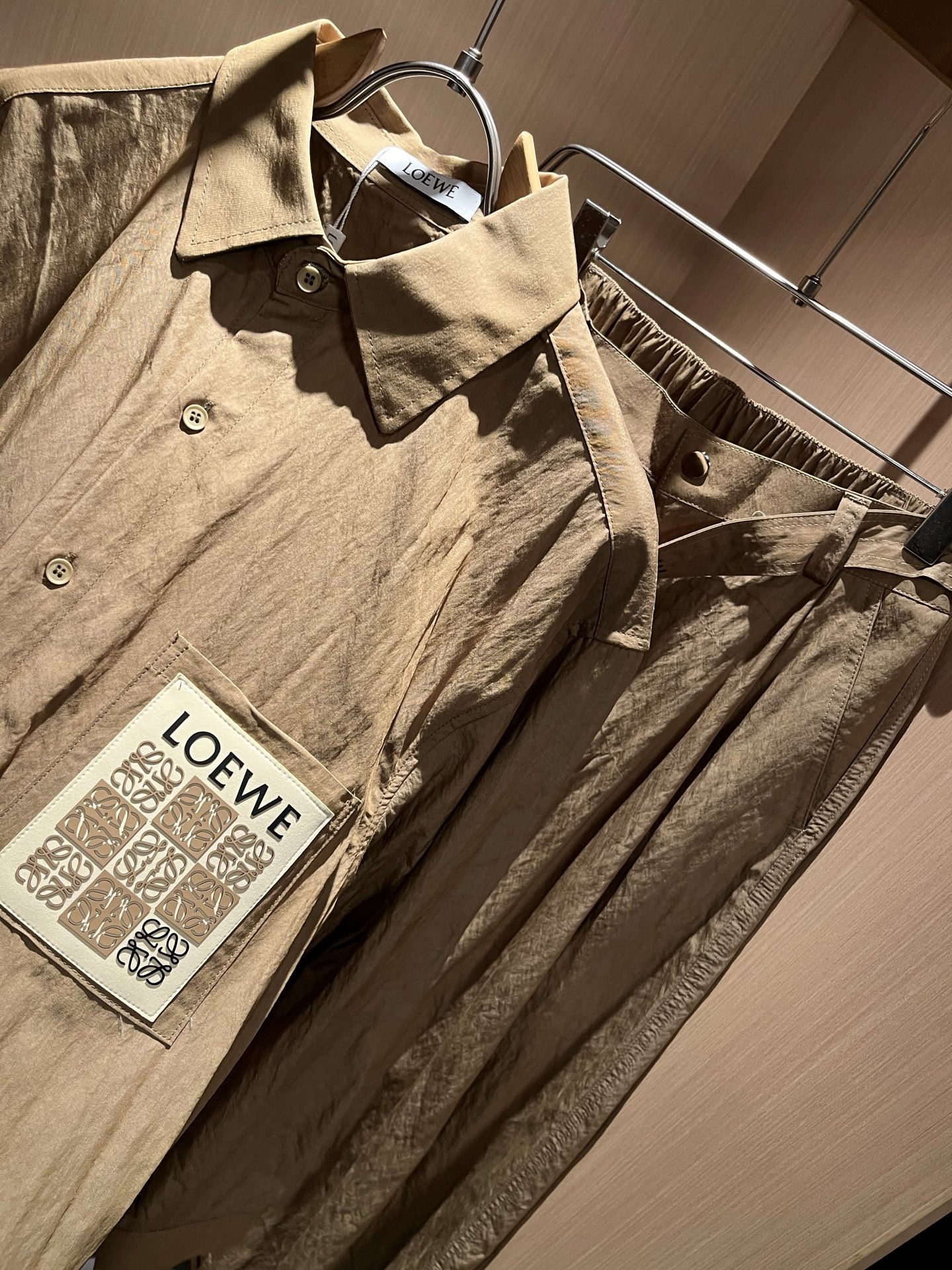 LOE*WE罗*威 2025秋冬男女同款👫套装，意大利原厂订单渠道，极具个性高级潮风，标志logo图案徽