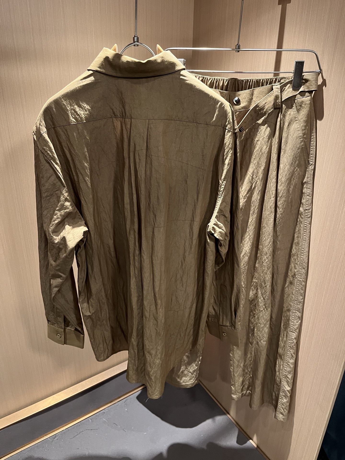 LOE*WE罗*威 2025秋冬男女同款👫套装，意大利原厂订单渠道，极具个性高级潮风，标志logo图案徽