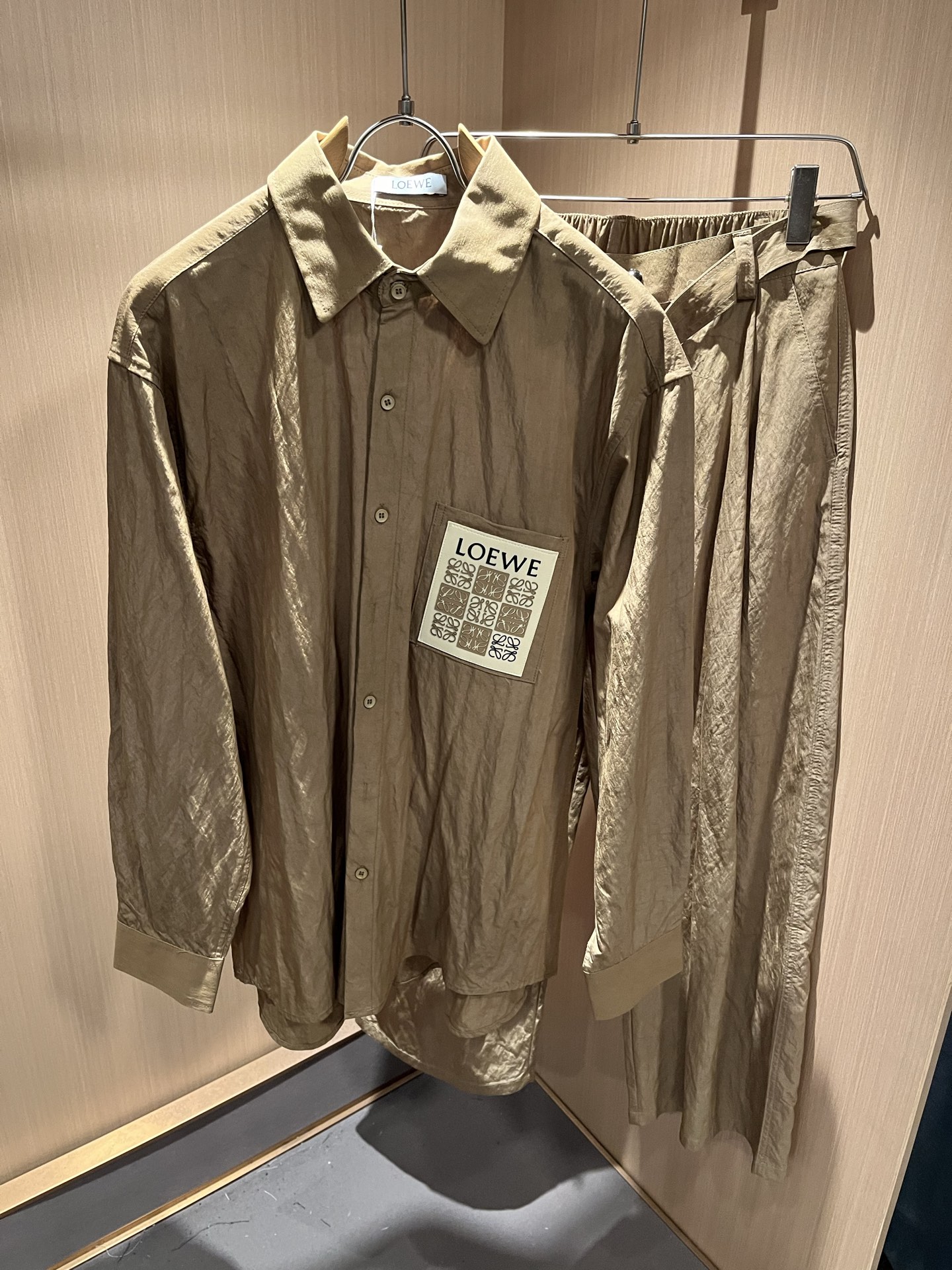 NO:523291,LOE*WE Luo*We 2025 autumn and winter men and women same style set, original Italian order channel, very personalized and high-end trendy style, logo logo pattern badge craft design!  Customized original cotton fabric!  !  !  The latest fashion trends and popular products are here, and it is another simple and high-end fashion item. It is a fashion product with very high-end outfit charm. It is a must-have item for fashion trends!  Original Italian manufacturer channels, special-level orders, and released at the same time as Hong Kong, Macao and Taiwan buyers. This model is also the latest popular product of Luo Yiweijia this year and the most classic product. Its specifications and grades are beyond doubt!  !  The choice is very diverse, and it can be said that this model naturally has a fresh and natural feeling, showing the brand charm and high-end feeling. The texture of this model is very good, and the heavy weight and brilliant skin-friendliness that can be seen with hands are even better, and it is a complete enjoyment of wearing!  !  Size: S-2XL, loewe, loewe, alexander wang19860909LOE*WE罗*威 2025秋冬男女同款套装,意大利原厂订单渠道,极具个性高级潮风,标志logo图案徽章工艺设计！定制原版纯棉面料！！！最新时尚潮流人气产物驾到,又是一款简约高级的时尚单品,穿搭魅力十分高级不俗的时尚产物 ,时尚潮流必备单品！意大利原厂渠道,特供级别订单,同步港澳台买手店发布,此款也是罗意威家今年的最新人气产物,也是最经典的产物,其规格跟档次更是毋庸置疑！！ 选择极具多样化,言而喻此款自然具备那种清新自然的感觉,彰显品牌魅力与高级感,此款的质感十分的到位,用手可以感知的重磅跟出彩亲肤程度更是上佳,十足的穿着享受！！尺码:S-2XL,,loewe,loewe,alexander wang,Men's clothing