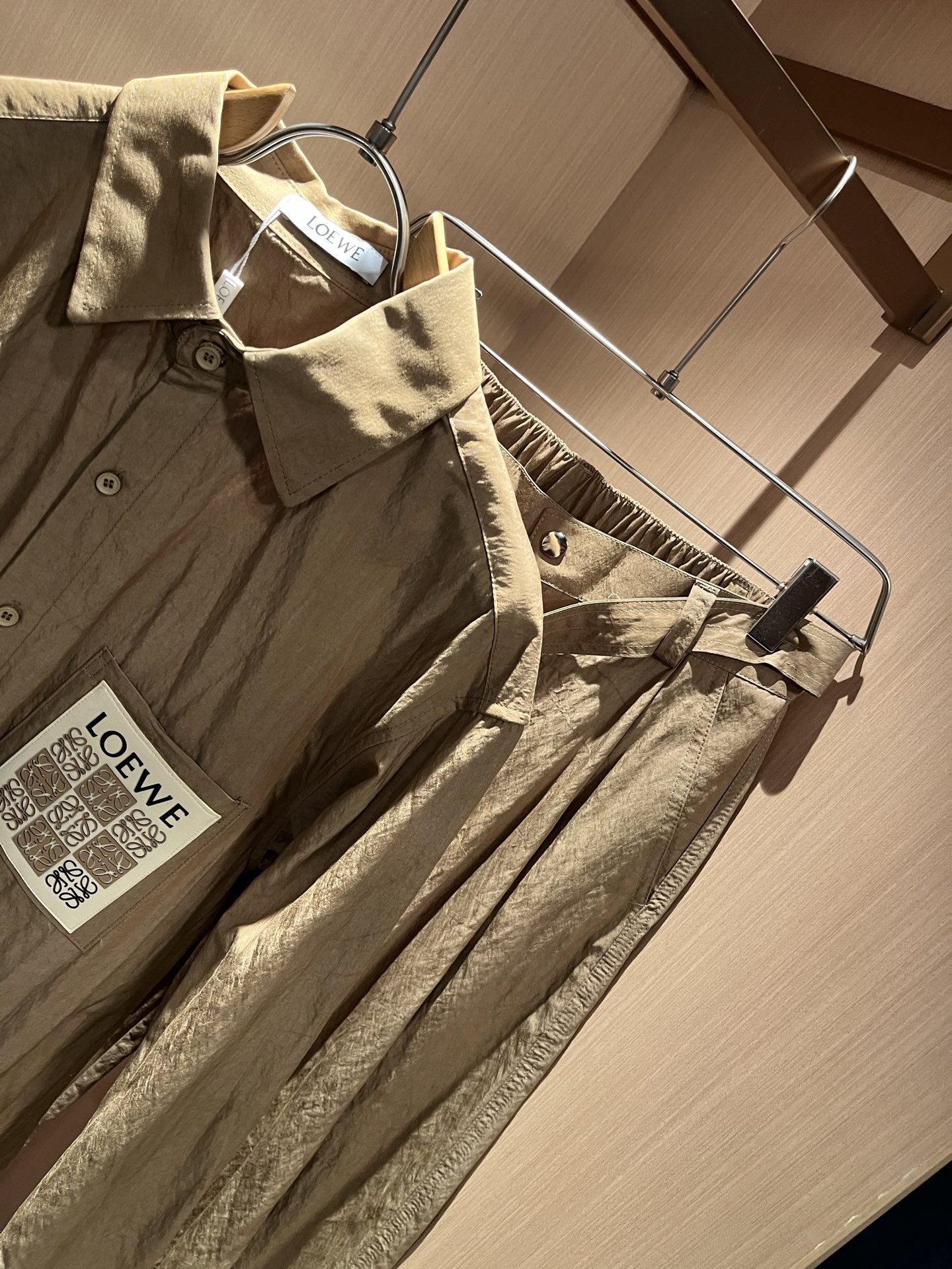 LOE*WE罗*威 2025秋冬男女同款👫套装，意大利原厂订单渠道，极具个性高级潮风，标志logo图案徽