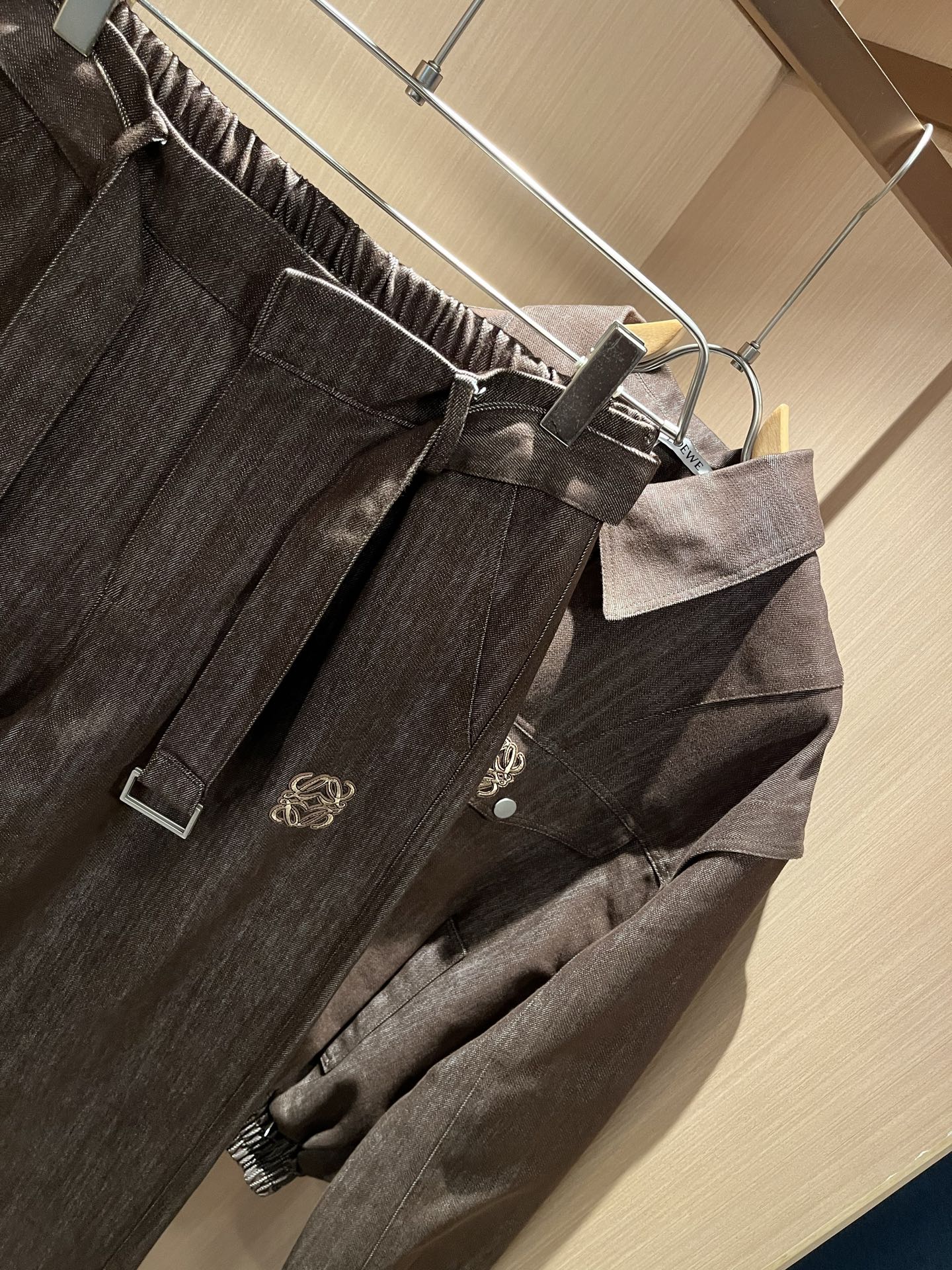 LOE*WE罗*威 2025秋冬男女同款👫牛仔套装，意大利原厂订单渠道，极具个性高级潮风，标志logo图