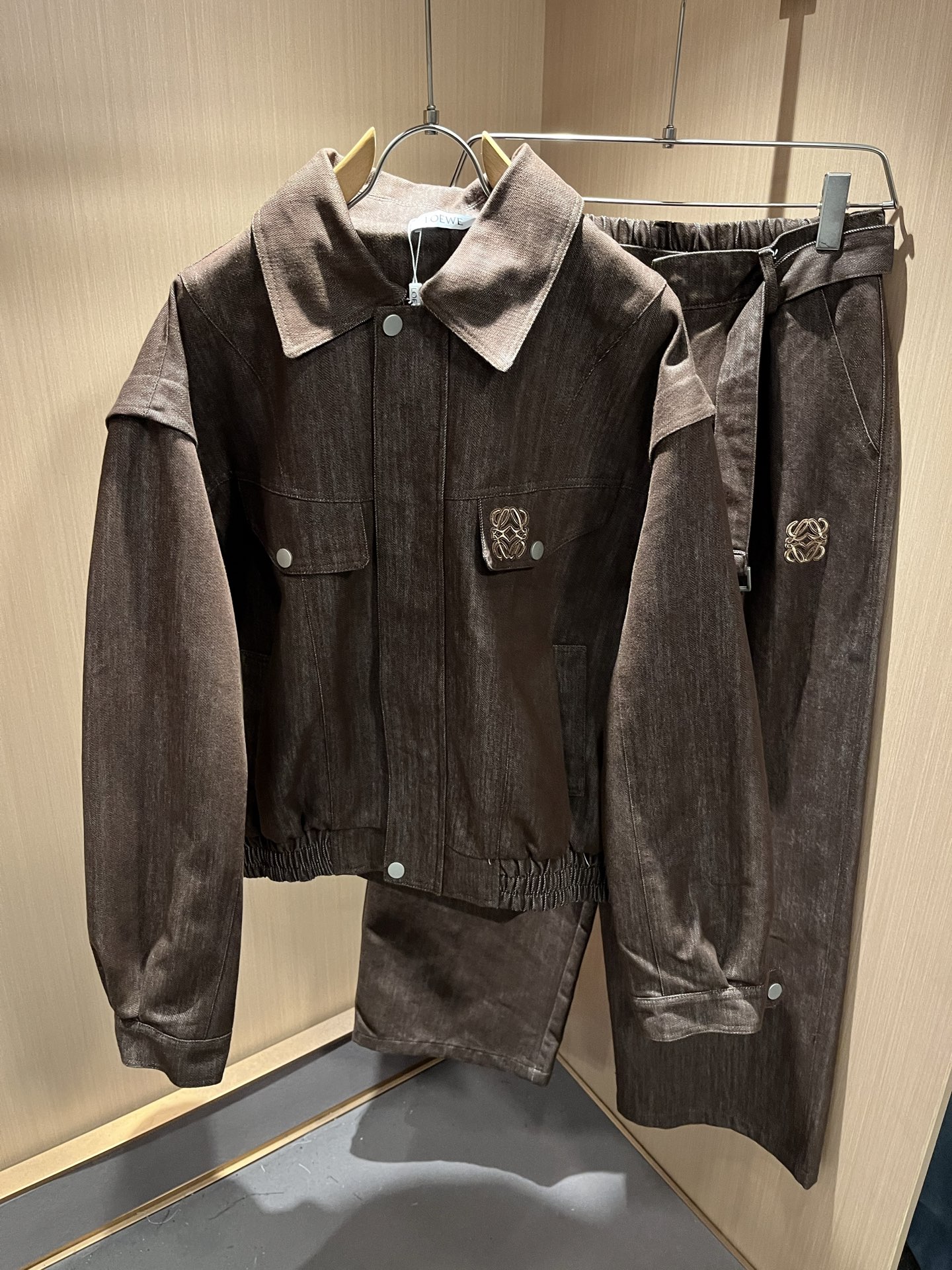 NO:523294,LOE*WE Luo*We 2025 autumn and winter men and women same denim suit, original Italian order channel, very unique and high-end trendy style, logo logo pattern embroidery leather craft design!  Customized original cotton fabric!  !  !  The latest fashion trends and popular products are here, and it is another simple and high-end fashion item. It is a fashion product with very high-end outfit charm. It is a must-have item for fashion trends!  Original Italian manufacturer channels, special-level orders, and released at the same time as Hong Kong, Macao and Taiwan buyers. This model is also the latest popular product of Luo Yiweijia this year and the most classic product. Its specifications and grades are beyond doubt!  !  The choice is very diverse, and it can be said that this model naturally has a fresh and natural feeling, showing the brand charm and high-end feeling. The texture of this model is very good, and the heavy weight and brilliant skin-friendliness that can be seen with hands are even better, and it is a complete enjoyment of wearing!  !  Size: S-2XL, loewe, loewe, alexander wang19860909LOE*WE罗*威 2025秋冬男女同款牛仔套装,意大利原厂订单渠道,极具个性高级潮风,标志logo图案刺绣皮革工艺设计！定制原版纯棉面料！！！最新时尚潮流人气产物驾到,又是一款简约高级的时尚单品,穿搭魅力十分高级不俗的时尚产物 ,时尚潮流必备单品！意大利原厂渠道,特供级别订单,同步港澳台买手店发布,此款也是罗意威家今年的最新人气产物,也是最经典的产物,其规格跟档次更是毋庸置疑！！ 选择极具多样化,言而喻此款自然具备那种清新自然的感觉,彰显品牌魅力与高级感,此款的质感十分的到位,用手可以感知的重磅跟出彩亲肤程度更是上佳,十足的穿着享受！！尺码:S-2XL,,loewe,loewe,alexander wang,Men's clothing