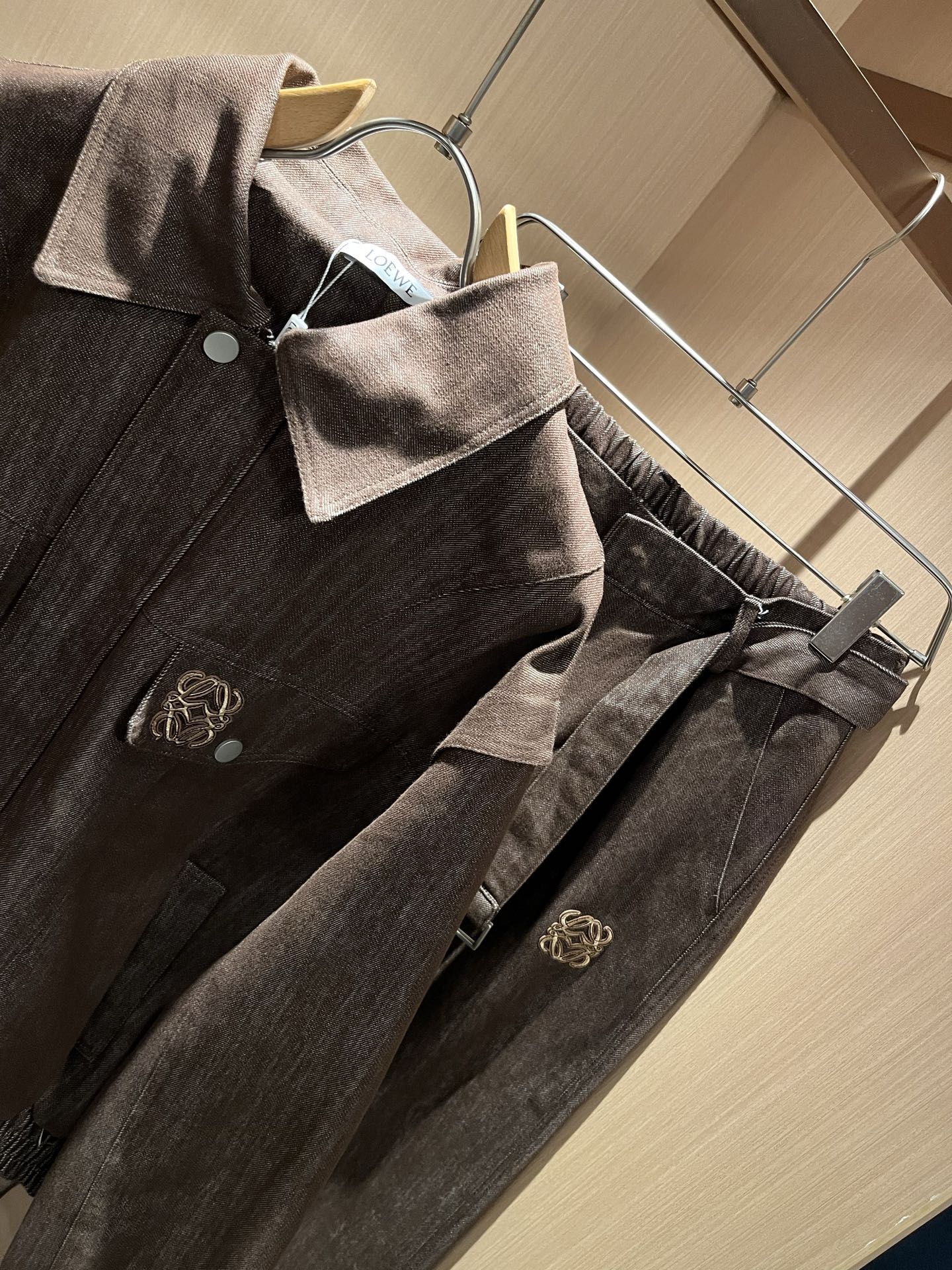 LOE*WE罗*威 2025秋冬男女同款👫牛仔套装，意大利原厂订单渠道，极具个性高级潮风，标志logo图