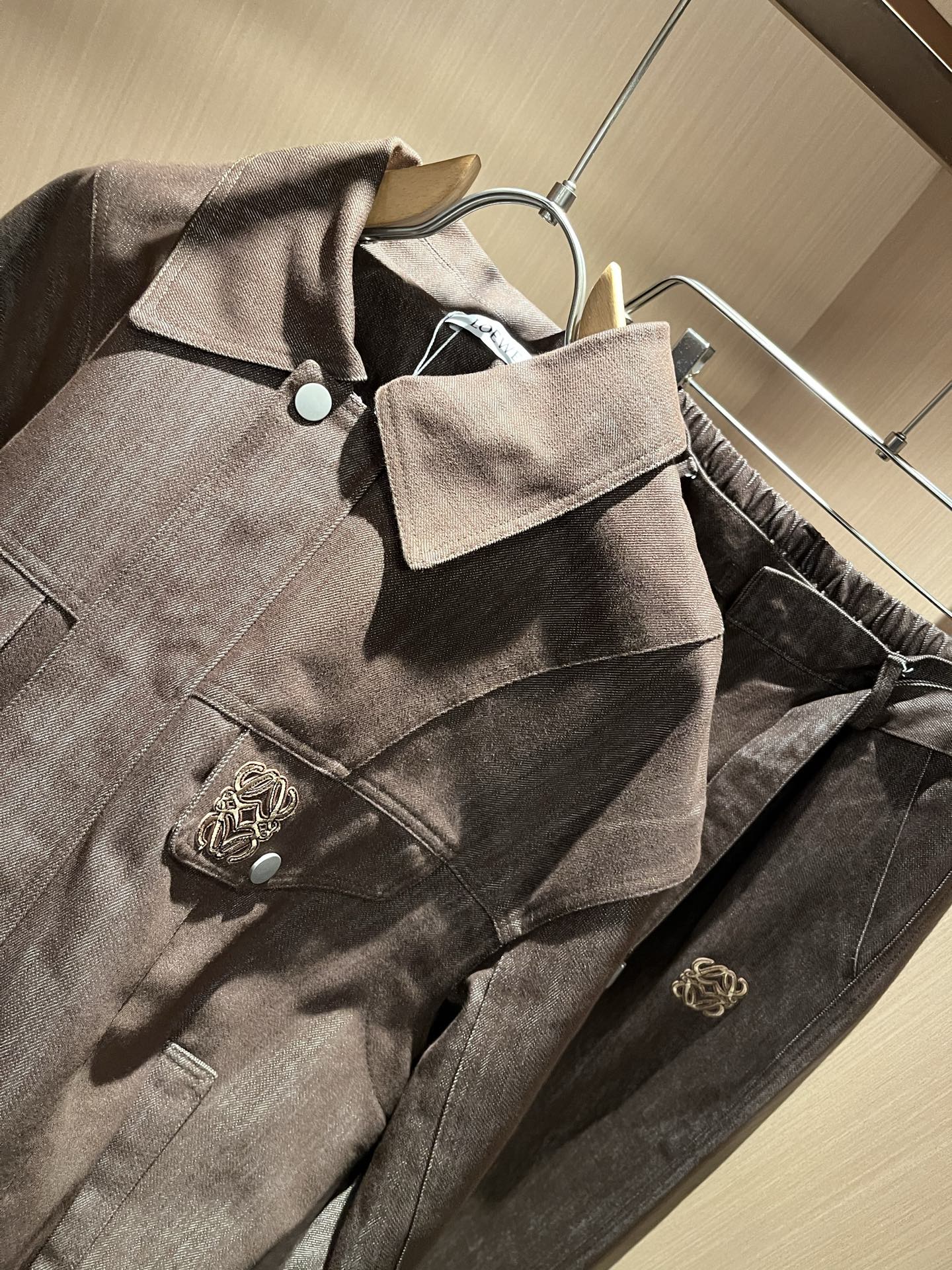 LOE*WE罗*威 2025秋冬男女同款👫牛仔套装，意大利原厂订单渠道，极具个性高级潮风，标志logo图