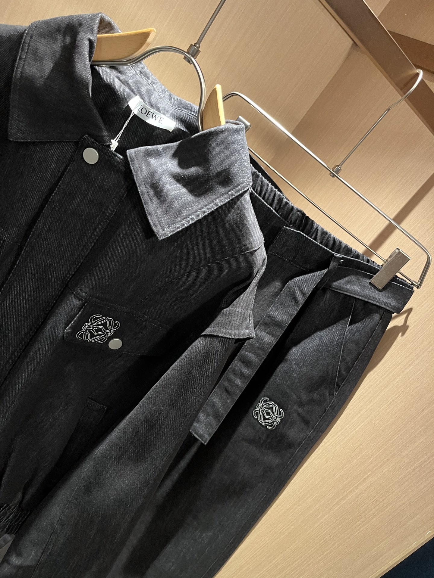 LOE*WE罗*威 2025秋冬男女同款👫牛仔套装，意大利原厂订单渠道，极具个性高级潮风，标志logo图