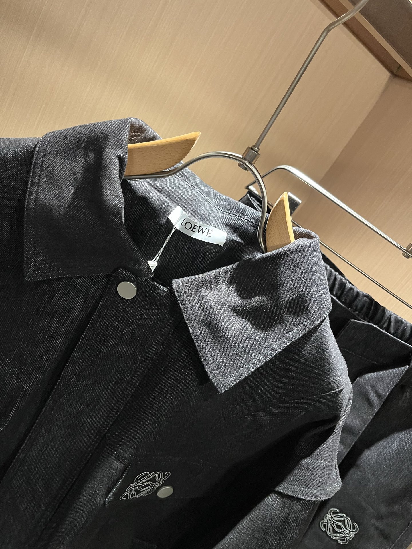 LOE*WE罗*威 2025秋冬男女同款👫牛仔套装，意大利原厂订单渠道，极具个性高级潮风，标志logo图