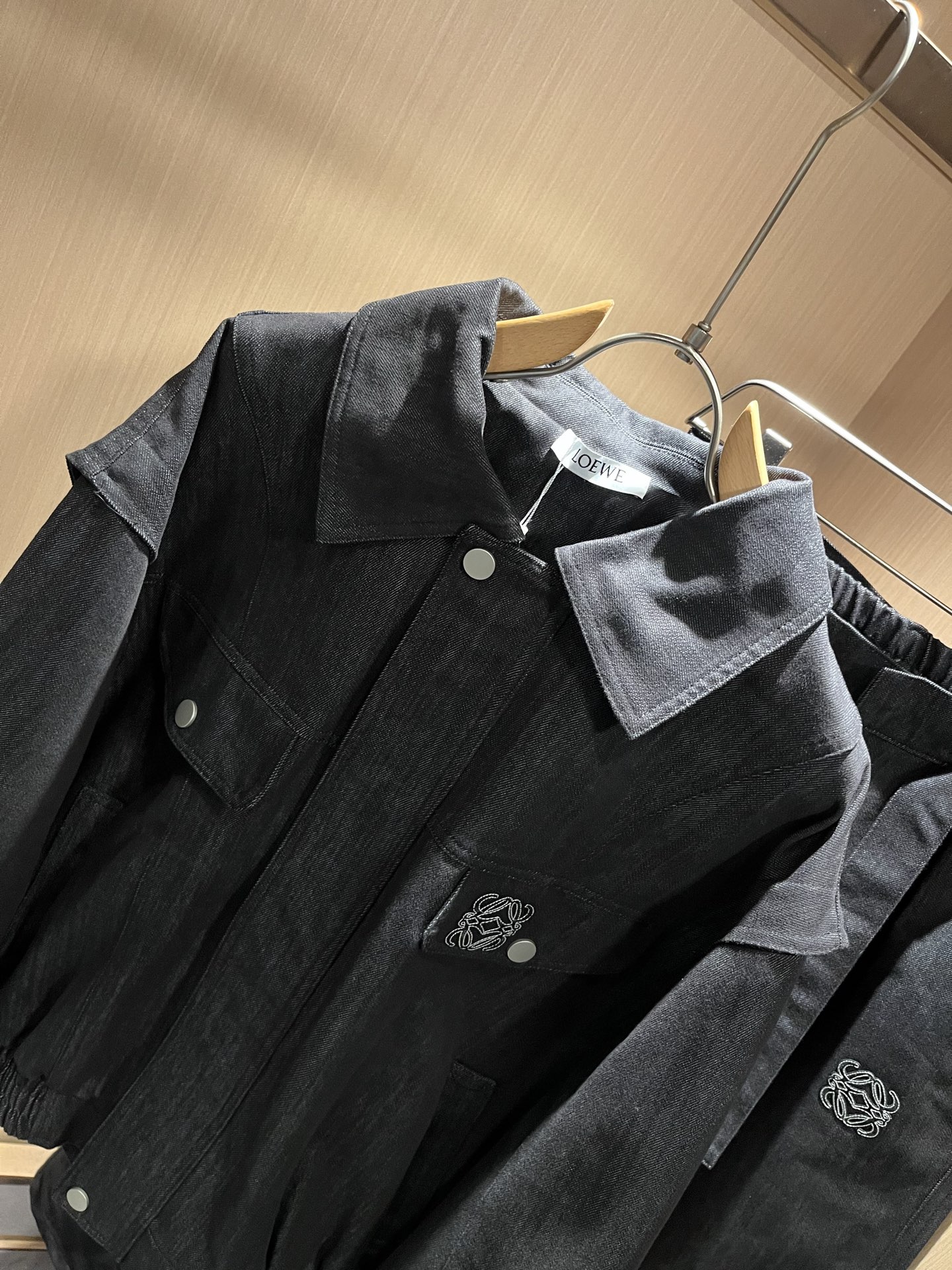 LOE*WE罗*威 2025秋冬男女同款👫牛仔套装，意大利原厂订单渠道，极具个性高级潮风，标志logo图