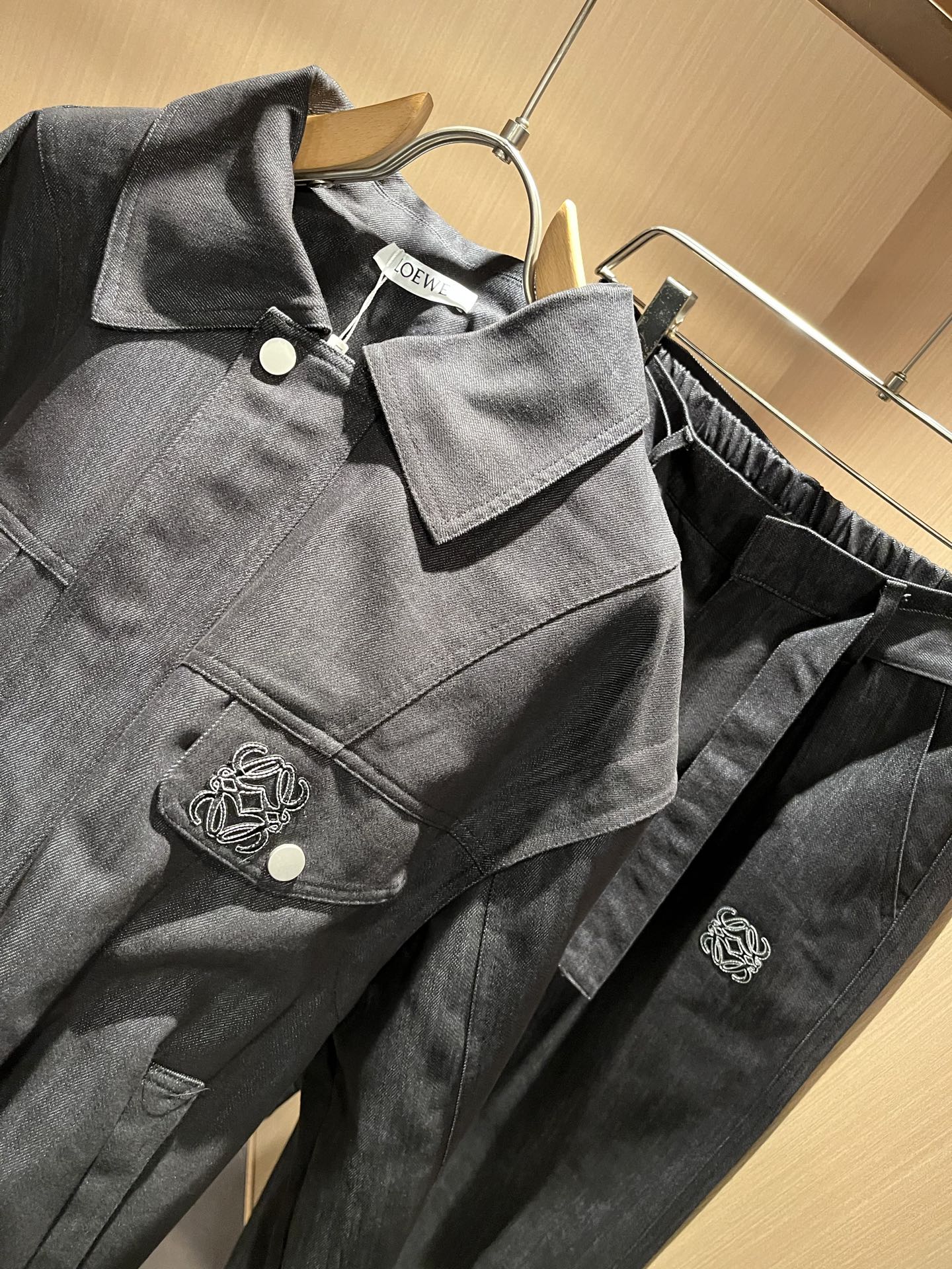 LOE*WE罗*威 2025秋冬男女同款👫牛仔套装，意大利原厂订单渠道，极具个性高级潮风，标志logo图