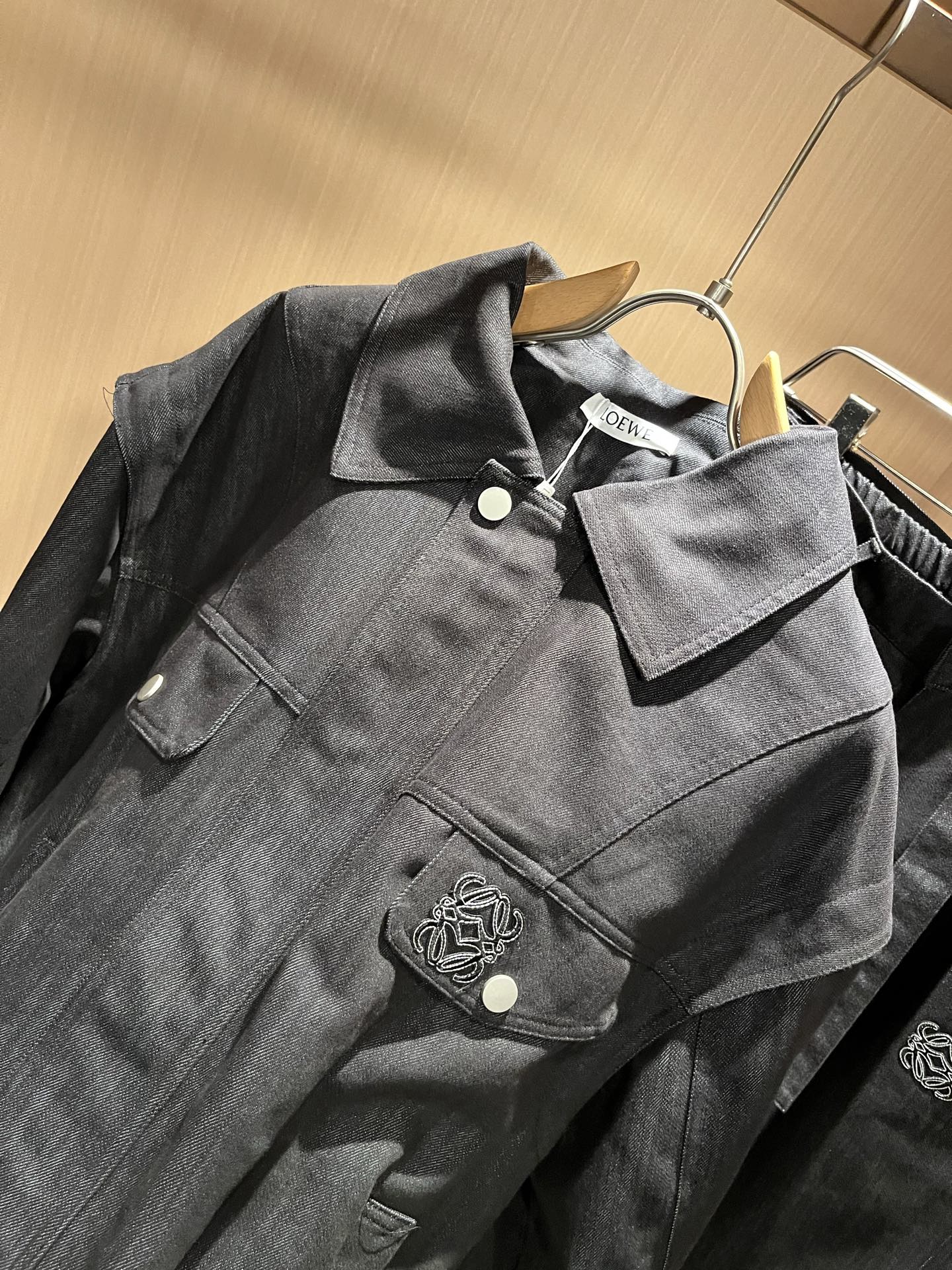 LOE*WE罗*威 2025秋冬男女同款👫牛仔套装，意大利原厂订单渠道，极具个性高级潮风，标志logo图