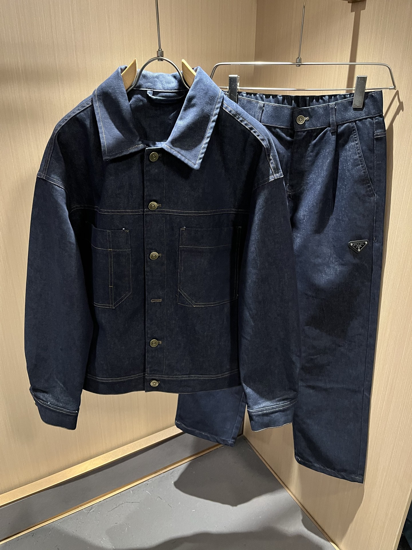 NO:523300,PPRAD*A Pu*da 2025 autumn and winter new casual denim set, the latest model is exclusively available on the entire network!  !  ~ It is classic and fashionable and versatile, who doesn’t like it? It will show the classic again. It is very pleasing to the eye and comes with a low luxury halo and recognition!  Pr*da's traditional brand concept and modern advanced technology are perfectly combined. Coupled with the extremely modern and modern minimalist design, the exclusive logo badge design of P's exclusive logo!  Customized 100% imported pure cotton fabric!  The texture of this model is quite touching, the specifications and grades are known with tentacles. The degree of delicateness and breathability are top-notch!  Size S-2XL, prada, alexander wang19860909PPRAD*A普*达 2025秋冬新款休闲牛仔套装,最新款全网独家首上！！~既经典有时尚百搭,谁不爱啊,将经典再次展现,非常的耐看,自带低奢光环与辨识度！Pr*da传统的品牌理念和现代化的先进技术进行了完美结合.加上极其现代摩登风范的简约设计,p家专属logo徽章设计！定制百分百进口纯棉的面料！此款的质感相当感人 触手便知规格档次 细腻程度与透气效果堪称顶级！尺码S-2XL,,prada,alexander wang,Men's clothing