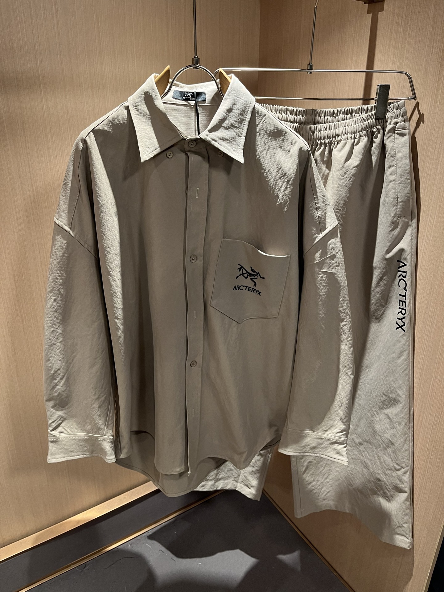 NO:523297,ARCTER*X Original Archaeological Bird 2025 autumn and winter new casual set, outdoor brands may first think of Canadian goose and Archaeological Bird. It gives people a feeling of trying out the label!  In addition to being quite accomplished in style design, the most obvious or most expert should be to have deeper and unique insights and attainments in fabrics. Through continuous structural research and problem-solving, and characterized by unique research on fabrics, these alone are enough to support it to become the first-rate new logo brand image in the clothing manufacturing industry. This model is made of quick-drying fabric!  Through precision, the hand feels smooth and soft, and both has natural beauty and comfort. The large body style is cut cleanly and cleanly, and the fabric shows a different hazy structural beauty. It is made of exclusive mold customization. The fabric and its technology test the workers, can be smooth and smooth without wrinkles!  Glue-pressing design for body logo pattern!  It really tests the handmade work of every master!  It makes the overall clean and neat, without leaving any thread. Now the neutrality that pursues life is more refined in life!  Size S-2XL, arc'teryx,alexander wang19860909ARCTER*X始*祖鸟 2025秋冬新款休闲套装,户外品牌可能大家第一想到的就是加拿大鹅、始祖鸟.给人一种标签试的感觉！除了在款式设计上颇有造诣之外,最明显或者说最为拿手的,应该就是在面料上的拥有更深独特见解跟造诣了.通过不断地结构研究和问题处理,在以面料独特研究为特征,仅凭这些就已经足以支撑其成为服装制造行业中,首屈可数的新标志品牌形象.此款采用速干面料材质！通过精工手感细滑柔软,同时兼具自然美感跟舒适度.大身上版型裁剪简洁干净,面料上显现出了不一样朦胧的结构性美感来.独家开模定制而成,面料及其考验工人的技术,能做到平整服帖又不起皱！衣身logo图案压胶设计！真的是很考验每位师傅的手工制作！使得整体干净利索,不留一丝线头.现在对于生活有所追求的中性也在生活中更为精致！尺码S-2XL,arc'teryx,alexander wang,Men's clothing