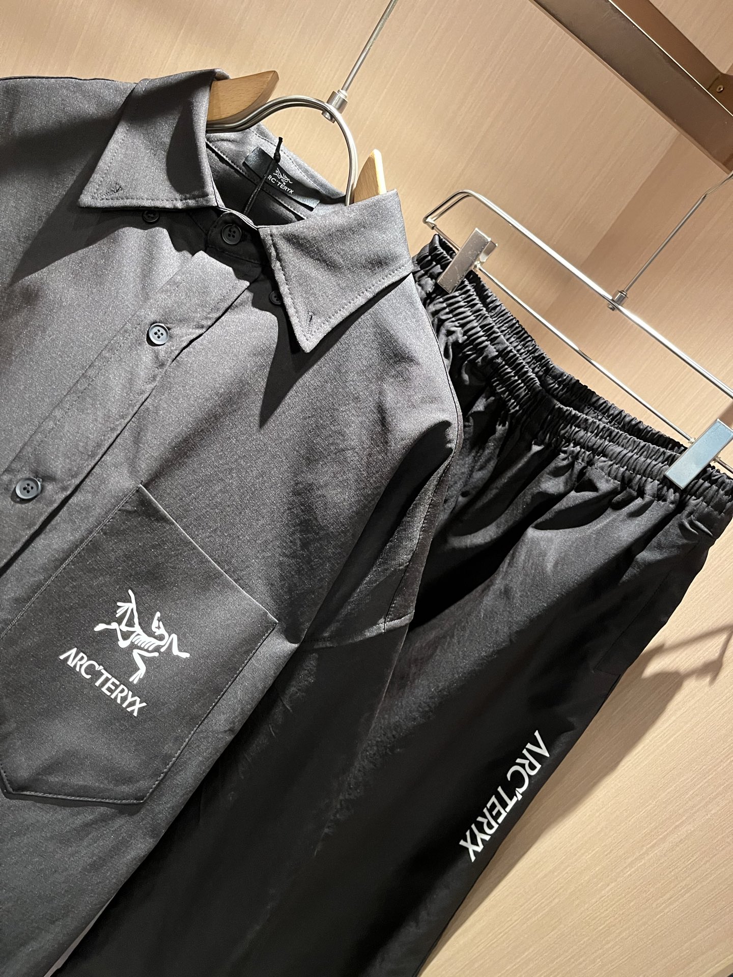 ARCTER*X始*祖鸟 2025秋冬新款休闲套装，户外品牌可能大家第一想到的就是加拿大鹅、始祖鸟。给人