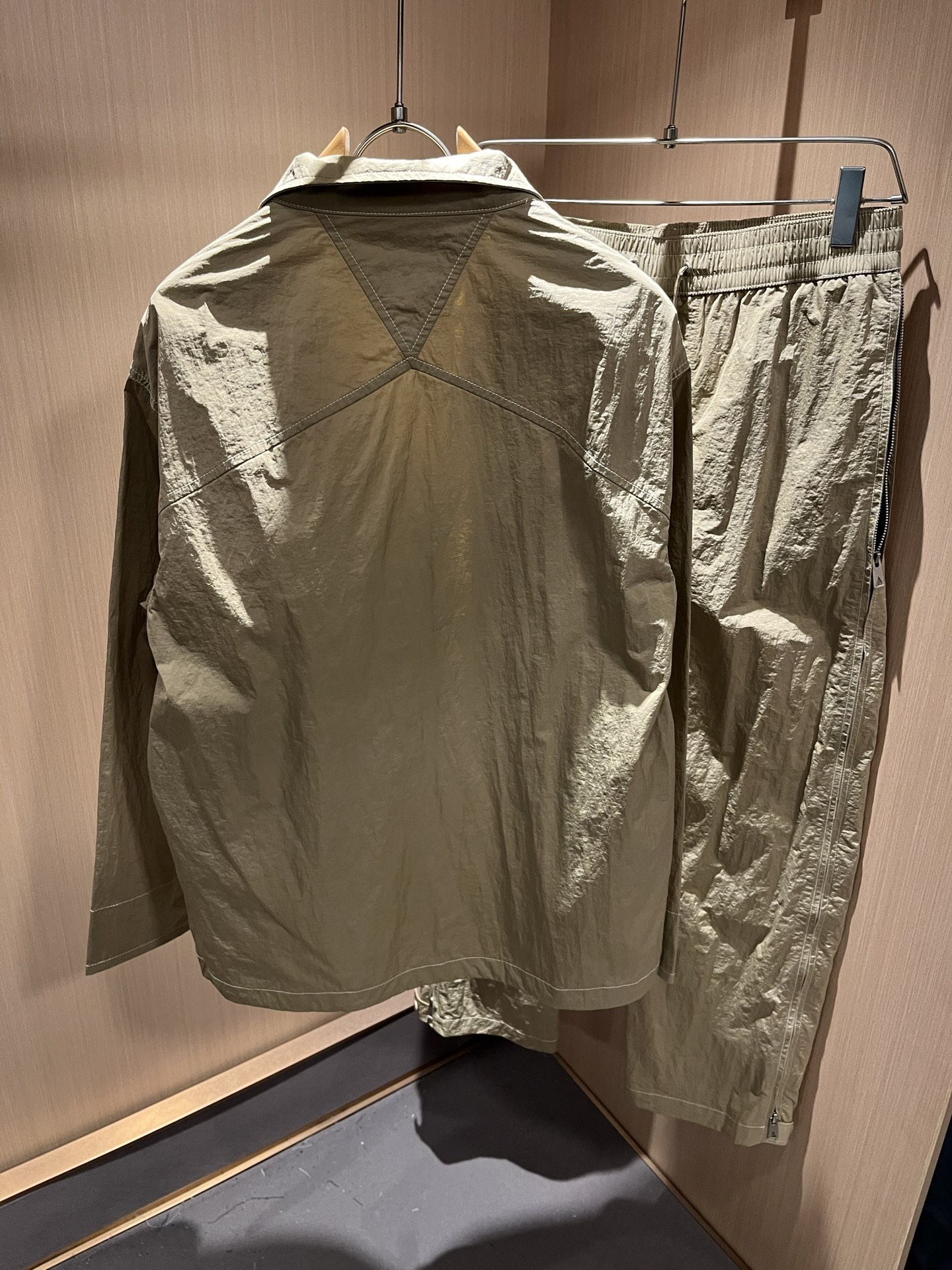 Botte*aVene*te葆碟家2025秋冬男士休闲套装，完美品相，第一眼看到这款夹克，百搭的实穿款！