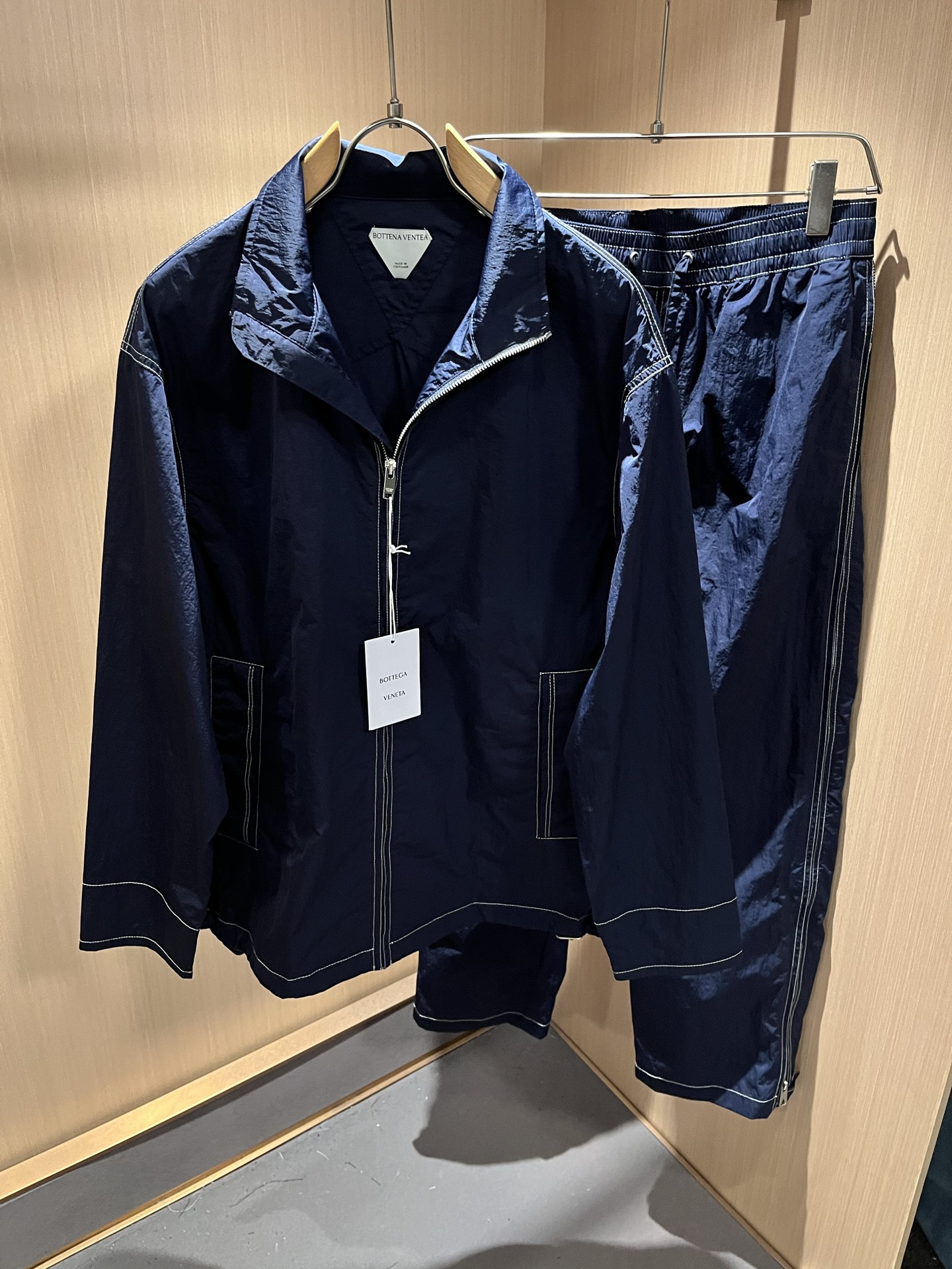 NO:523304,Botte*aVene*te Baodian 2025 autumn and winter men's casual suit, perfect appearance, first glance, this jacket is a versatile and practical style!  The orders, craftsmanship and quality of high-end trading companies are all first-class in three-dimensional tailoring, and the upper body is stylish. Such fashionable items are indispensable in the wardrobe. Simple and atmospheric jackets, not picking up age and figure, can be competent for daily needs. Suitable for the jackets worn in autumn and winter seasons. The comfort is also greatly improved, with a smooth and soft feel, the upper body is light and handsome, and easy to control. A jacket with extremely high street rate is invincible and versatile. Full of fashion sense, must be included. Size M-3XL, bottega veneta, jackets & coats, jackets & coats, alexander wang19860909Botte*aVene*te葆碟家2025秋冬男士休闲套装,完美品相,第一眼看到这款夹克,百搭的实穿款！高端贸易公司订单,工艺和品质,立体剪裁都一流棒,上身有型,这样时尚的单品属于衣橱不可或缺的.简洁大气颜值高的外套,不挑年龄身材,可以胜任日常所需,适合吧秋冬应季穿着的外套 舒适度也提升很多,光滑软软的手感,上身轻盈又帅气十足,轻松驾驭.出街率极高一款外套 无敌百搭.时尚感满满,必入.尺码M-3XL,,bottega veneta,jackets & coats,jackets & coats,alexander wang,Men's clothing