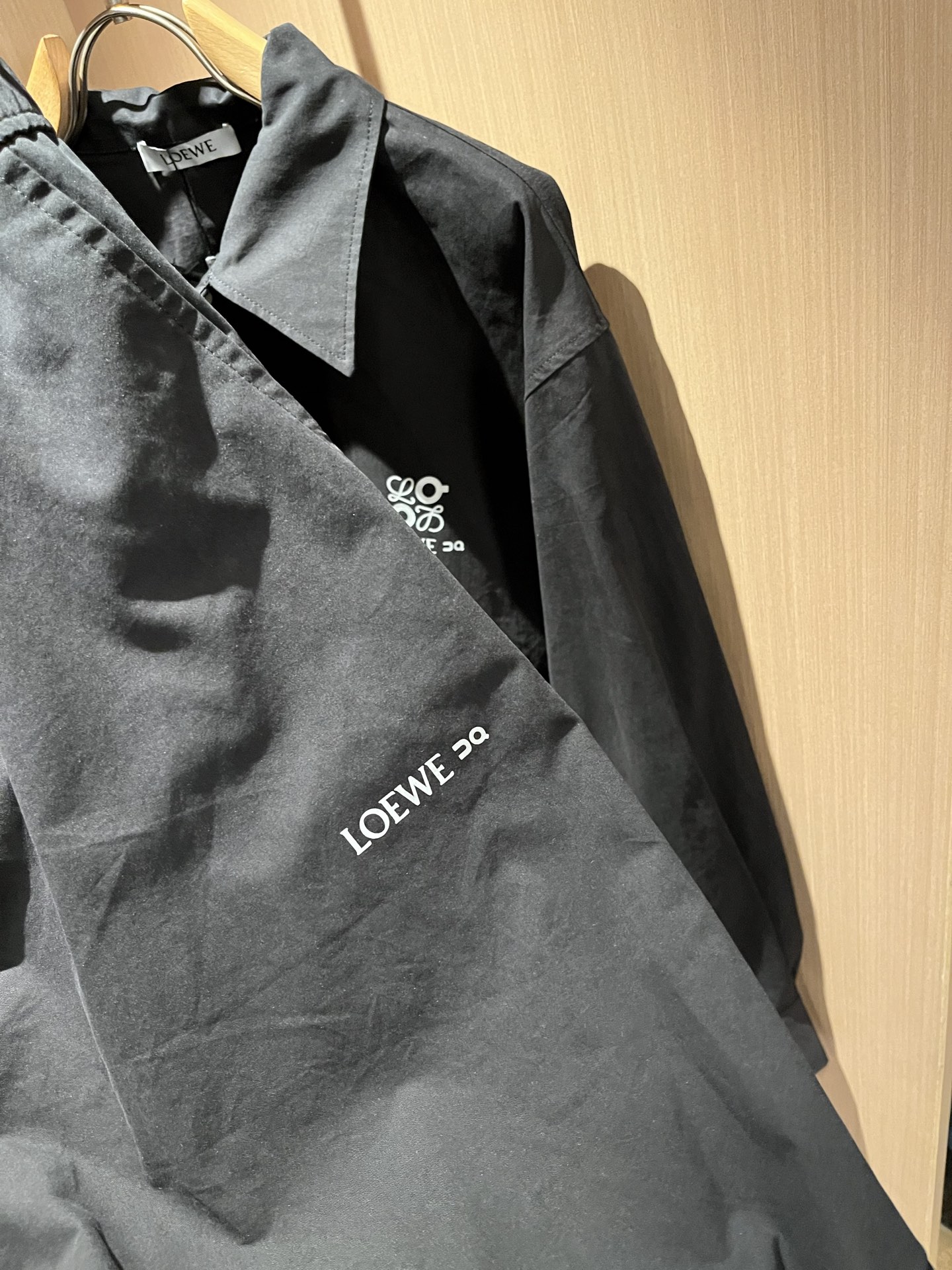 LOE*WE罗*威 2025秋冬男女同款👫套装，意大利原厂订单渠道，极具个性高级潮风，标志logo图案印