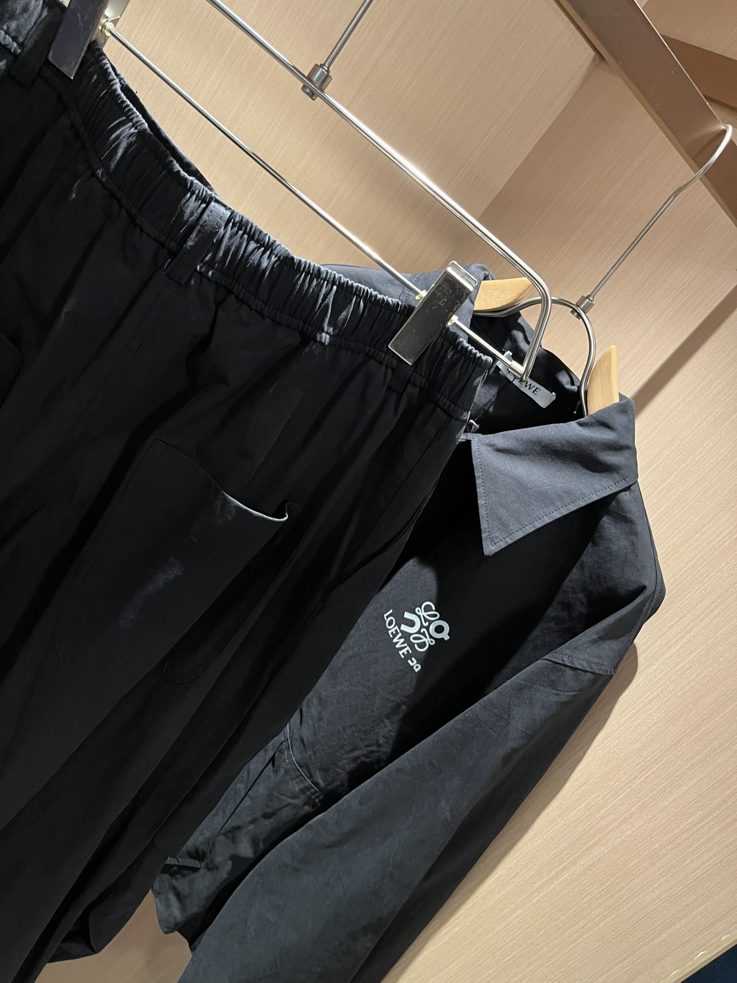 LOE*WE罗*威 2025秋冬男女同款👫套装，意大利原厂订单渠道，极具个性高级潮风，标志logo图案印