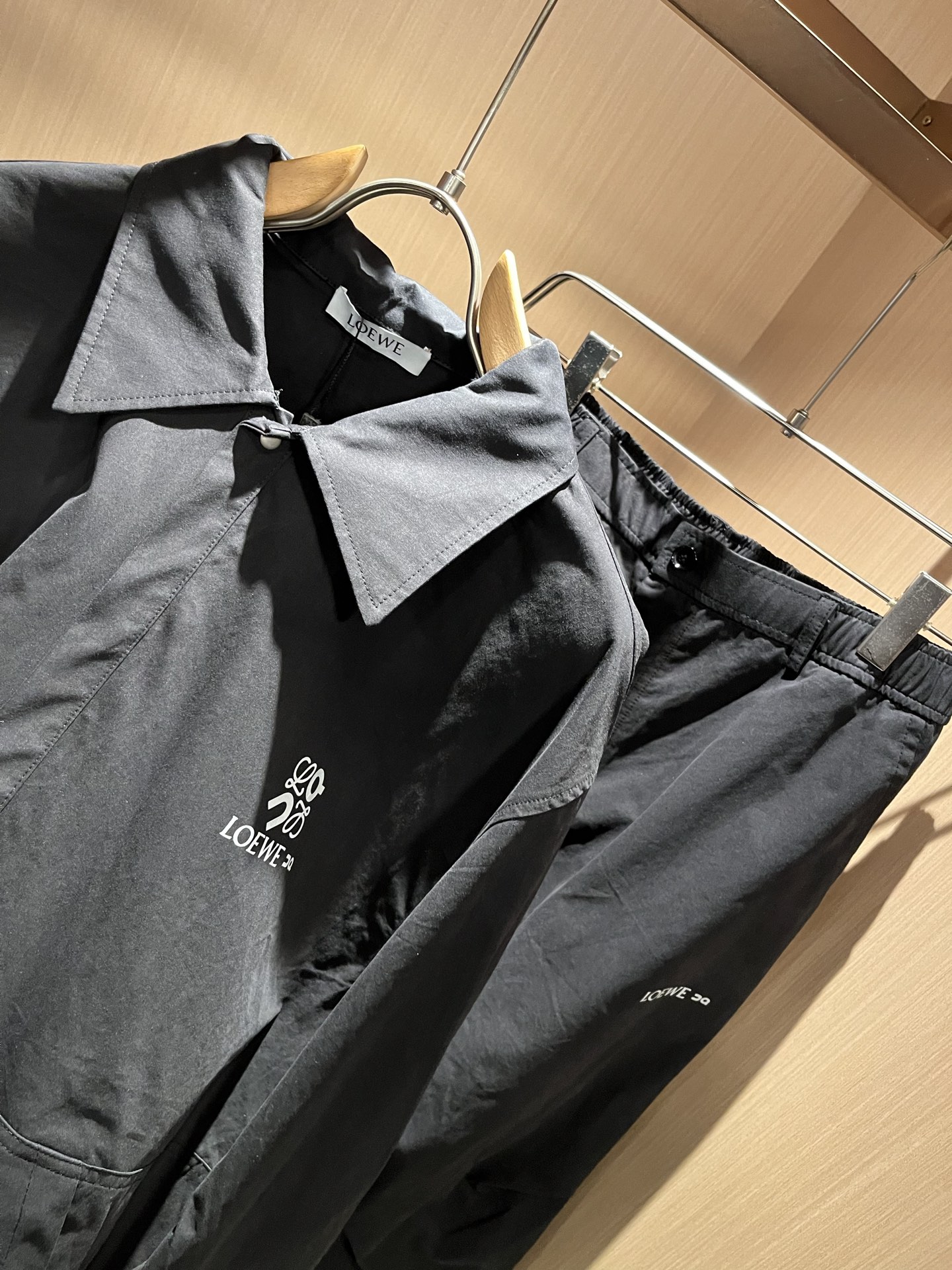 LOE*WE罗*威 2025秋冬男女同款👫套装，意大利原厂订单渠道，极具个性高级潮风，标志logo图案印