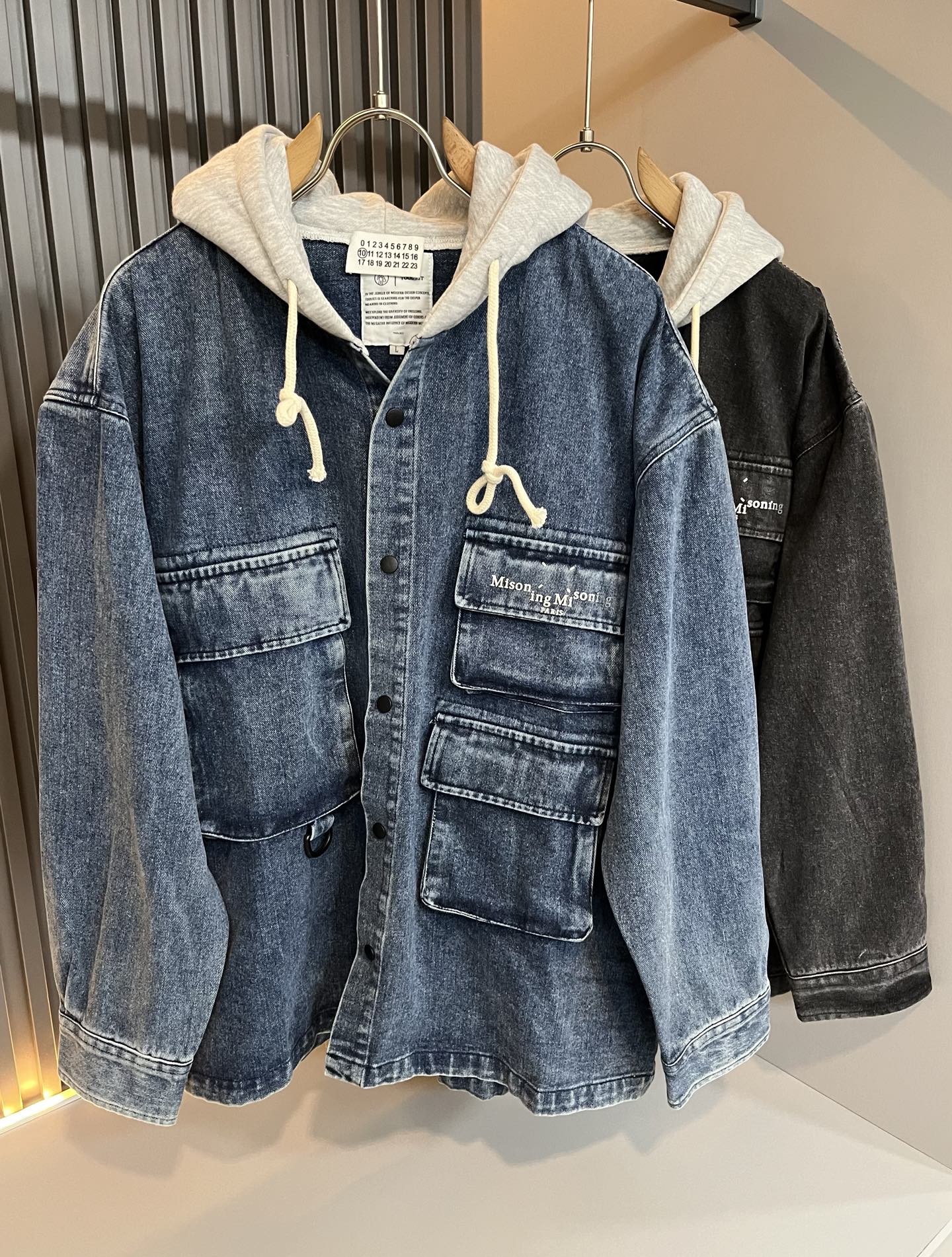 NO:523313,Maison Margiel 2025 autumn and winter new men and women's casual jackets are available at the same time in the counter!  Customized exclusive fabrics, chest logo pattern glue-pressing design!  !  Simple and generous, calm and versatile, extremely high-end, perfectly integrated with fashion and style, a top fashionable style that perfectly suits the outside wear!  The overall feeling is natural!  Extremely classic versatile casual pants, customized original denim fabric!  The ultimate perfection of heavy industry!  Fans who pursue high quality are please buy them by themselves, and all fans who know the goods are invited to appreciate this model together!  !  Size S-2XL, Masion Margiela, Jackets & Coats, Jackets & Coats, Alexander wang19860909马吉拉 maison margiel 2025秋冬新款男女同款休闲夹克外套,专柜同步发售！定制专属面料,胸前logo图案压胶设计！！简约大方,从容百搭,档次极高,完美融入时尚还有风情感一款完美符合外穿的顶尖时髦气质款！整体给人浑然天成的感觉！极致经典的百搭型休闲裤,定制原版牛仔面料！极致的重工极致的完美！追求高品质的粉丝们请自行抢购,诚邀所有识货的粉丝一同鉴赏此款！！尺码S-2XL,,masion margiela,jackets & coats,jackets & coats,alexander wang,Men's clothing