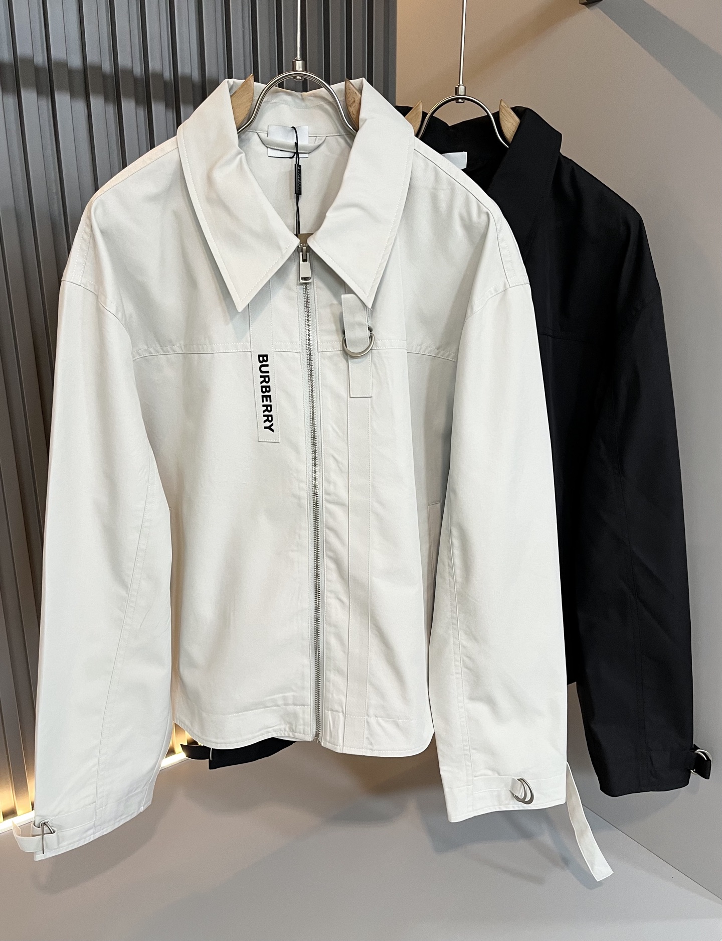 BURBER*Y巴*莉2025秋冬新品夹克外套重磅来袭，最近比较火热的环保帆布棉面料制作而成，高端户外运