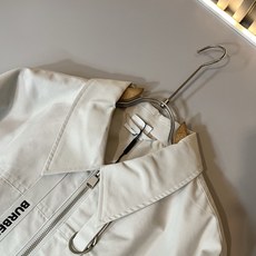 BURBER*Y巴*莉2025秋冬新品夹克外套重磅来袭,最近比较火热的环保帆布棉面料制作而成,高端户外运 BURBER*Y巴*莉2025秋冬新品夹克外套重磅来袭,最近比较火热的环保帆布棉面料制作而成,高端户外运